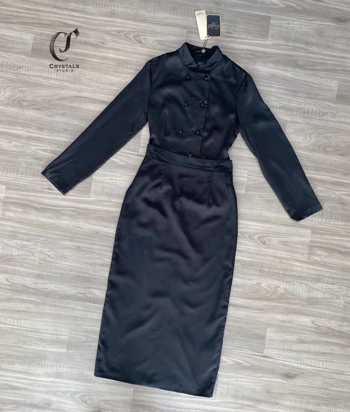 งานชุดไทยสีดำจิตรลดา เนื้อผ้าซาติน ดีไซน์กระดุมคู่ ช่วงคอดีไซน์ทรงคอจีนเสริมความสง่า ทรงสุภาพ มาพร้อมกับกระโปรงผ้าหลัง เสริมความคล่องตัวในการเดิน เหมาะสำหรับใส่ร่วมงานพิธีทางการ