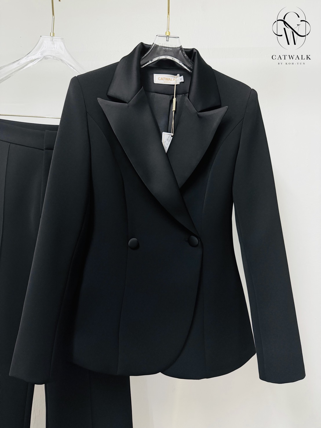เซตสูทปกเลื่อม+กางเกงทรงสวย เนื้อผ้าเกรดเอ เนื้อนุ่มเป็นทรงใส่สบาย ตัวเสื้อสูทเป็นทรงเข้ารูป ช่วงปกใช้ผ้าเครปกึ่งเงา ใช้กระดุมปั๊มตามโทนสีชุด มาคู่กับกางเกงเอวสูงทรงขาม้า ใช้เนื้อผ้าเดียวกับตัวสูท มีกระเป๋าทั้ง 2 ข้างป้ายCATWALK BY KOH-TUN