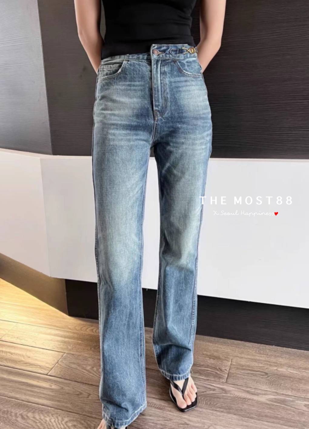 พร้อมส่ง New collection กางเกงขากระบอกผ้ายืด แต่งlogo celine สียีนส์เข้มแต่งฟอก เอวสวยทรงสวยห้ามพลาดนะคะ รุ่นนี้มาไม่เยอะค่