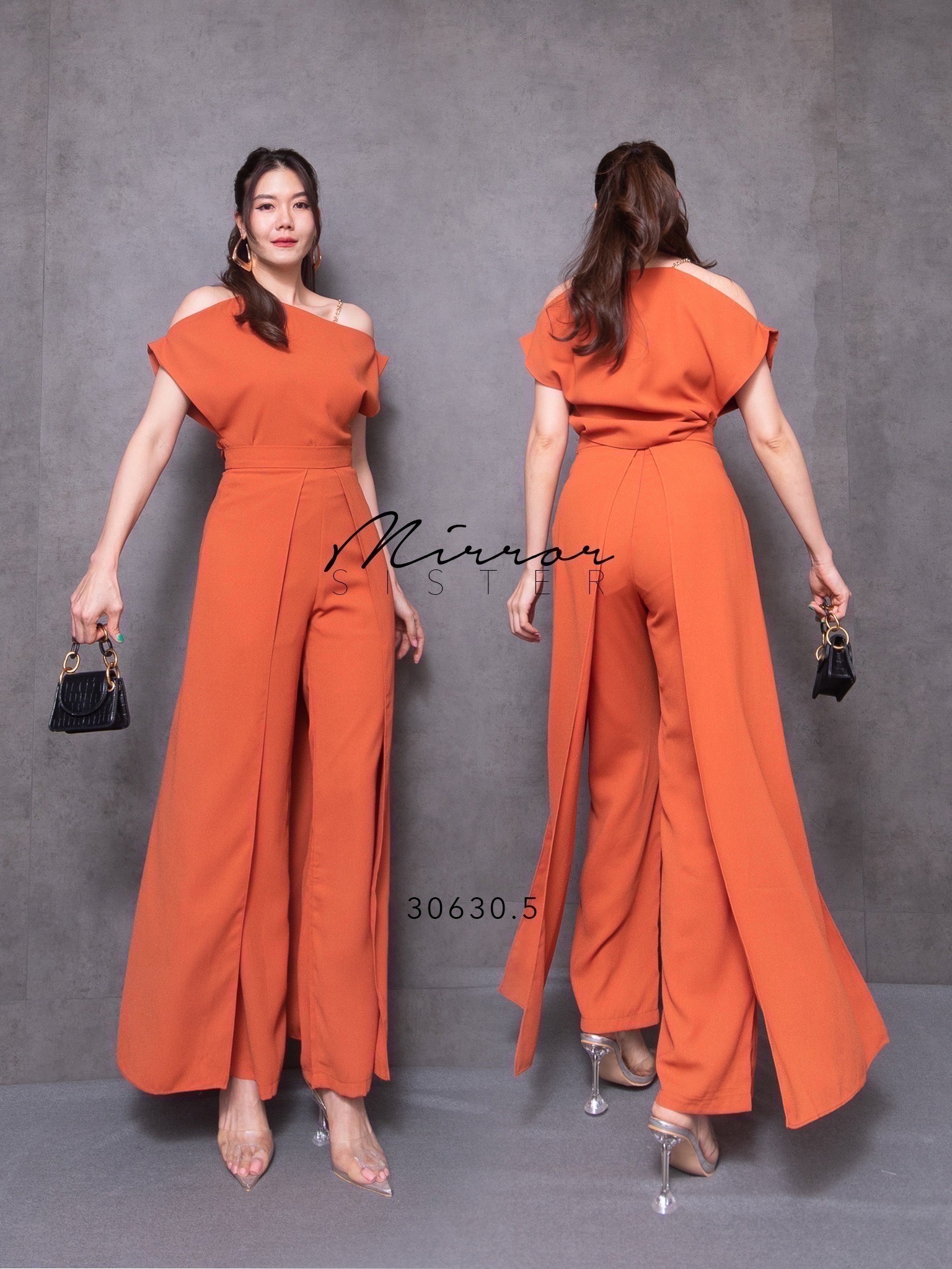 MiRRoRSiSTER’s SET oF WaCHaCha•• ชุดเซ็ทเสื้อกางเกง ทรงสวยเป๊ะปัง ด้วยดีเทลช่วงบน เป็นสายเดี่ยวโซ่ทอง แต่งปาดไหล่สโลปเก๋ไม่ซ้ำใคร ช่วงกางเกงทรงกระบอกแต่งตีเกร็ดตรงหน้าขา แต่งเลเยอร์2ข้าง เวลาเดินพริ้วมีmovementของเนื้อผ้า สวยดีงามเนื้อผ้าดีมาก ใส่เข้าSET
