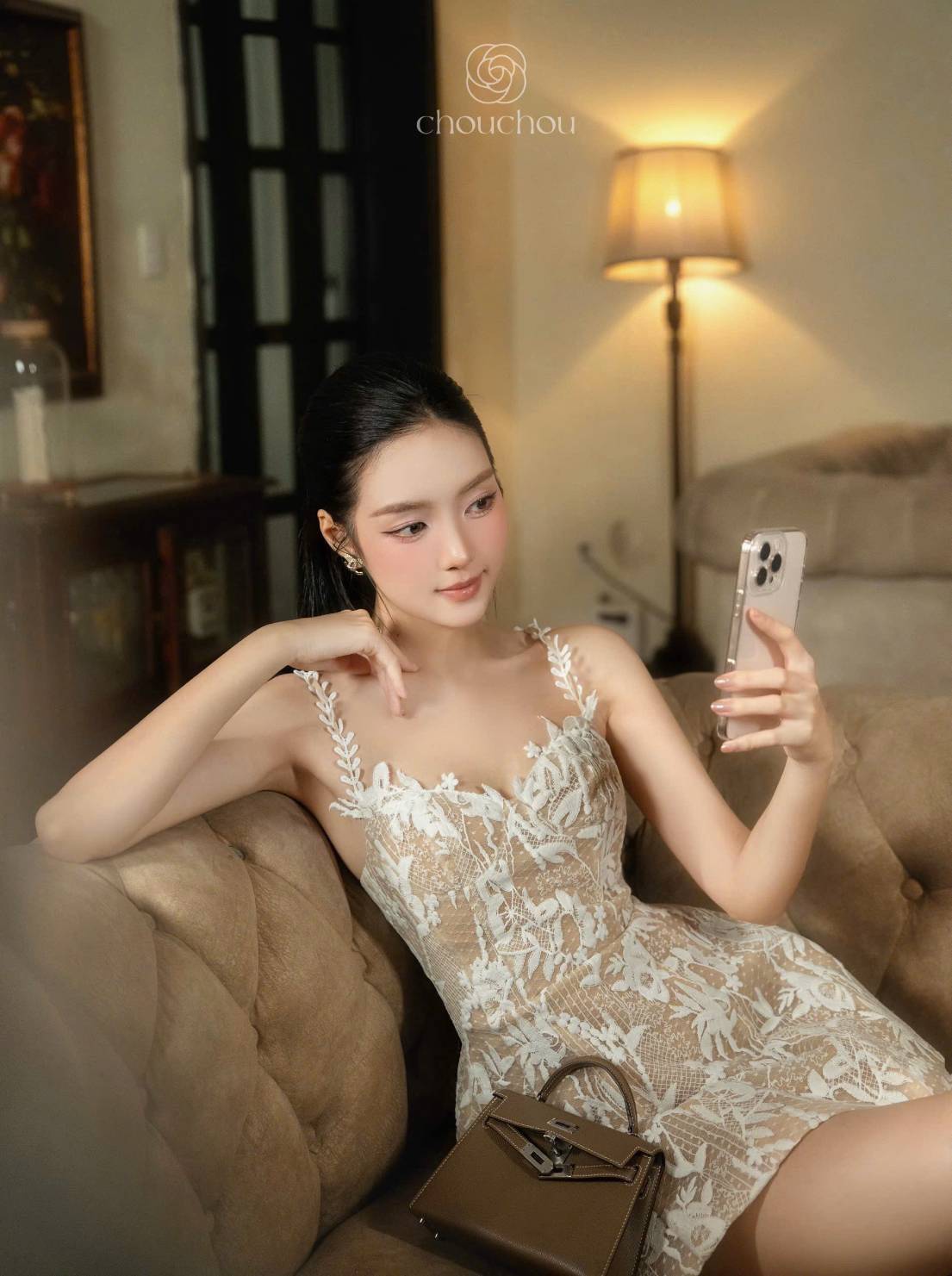 **มินิเดรสสายเดี่ยวลูกไม้ทอลายพิเศษเฉพาะ ลูกไม้ขาวตัดซับในครีม โดดเด่นเป็นพิเศษ มาในคอนเซปสวยหรูสไตล์ลูกคุณ ดูแพง แต่น่ารักลงตัว หน้าอกทรงคัดเต้าพอดีเน้นเนินอก ไม่ใส่ฟองน้ำตามต้นฉบับ จะใส่สวยและดูเป๊ะ