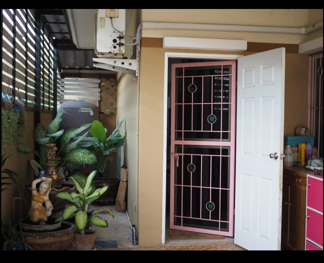 ขายบ้านสวยอ.เมืองราชบุรี ราคาถูกพร้อมเข้าอยู่ เฟอร์นิเจอร์ครบครัน 2 ห้องนอน 2 ห้องนํ้า หมู่บ้านชีวาใกล้โตโยต้าลิสซิง 959 เมตรสยามนิสสัน 1.2 กมบิ๊กซี 2.3 กม.