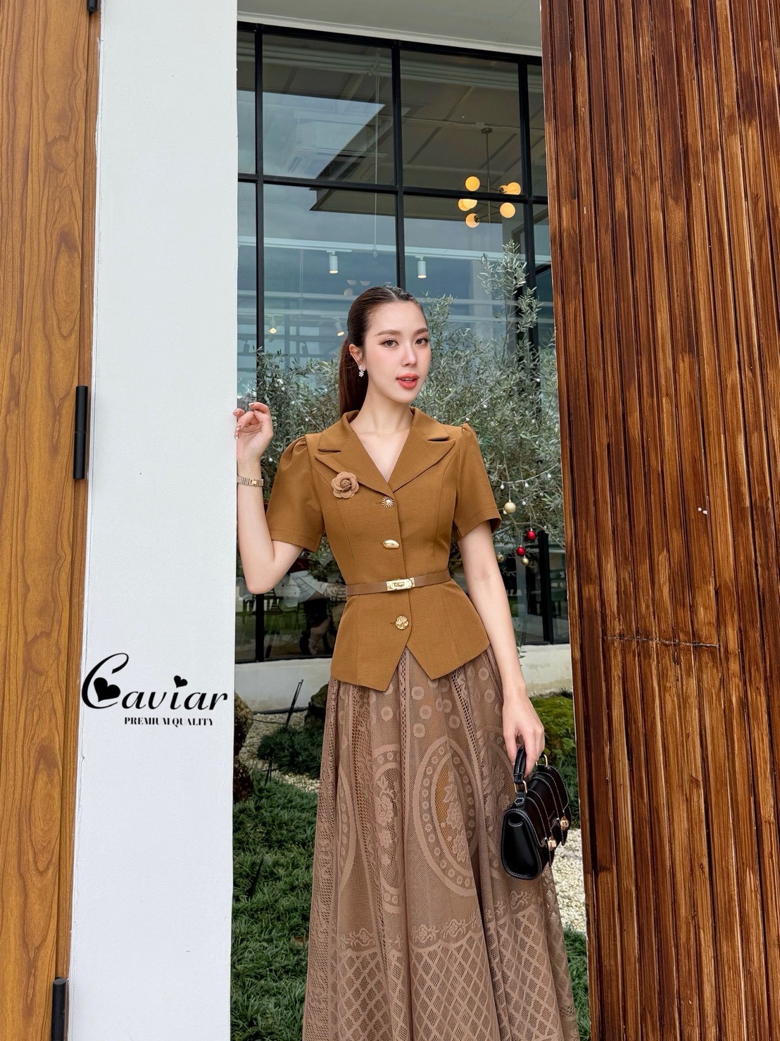 เซ็ท เสื้อคอปกแต่งกระดุมหน้าเก๋ๆ + กระโปรงลูกไม้ แถมเข็มขัดหนังให้ด้วยนะคะ