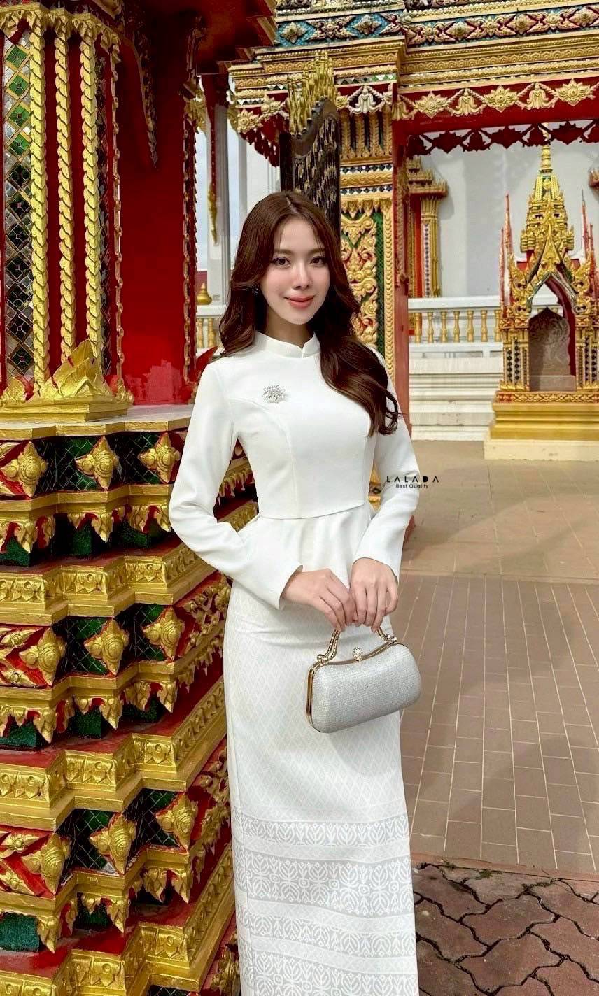 🌸LALADA (ลลดา)ค่ะ #งามอย่างไทย #ชุดไทย •Detail : set 2 ชิ้น เสื้้อแขนขาวสีขาว ชายเสื้อระบาย + กระโปรงสำเร็จรูปโทนสีขาว + เข็มกลัด สำหรับไปทำบุญ ชุดไปงาน ชุดแต่งงาน งานบุญ งานบวชได้หมดเลยค่ะ Color::ตามรูป