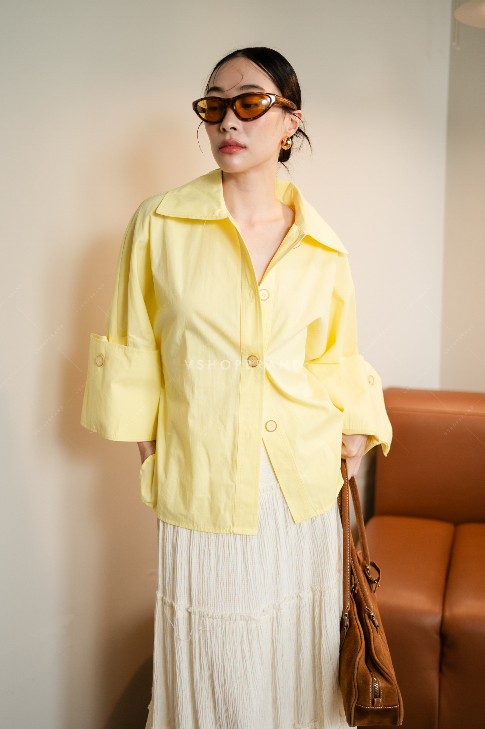 เสื้อเชิ้ตผ้าพื้นแต่งปลายแขนใหญ่ พับแขน