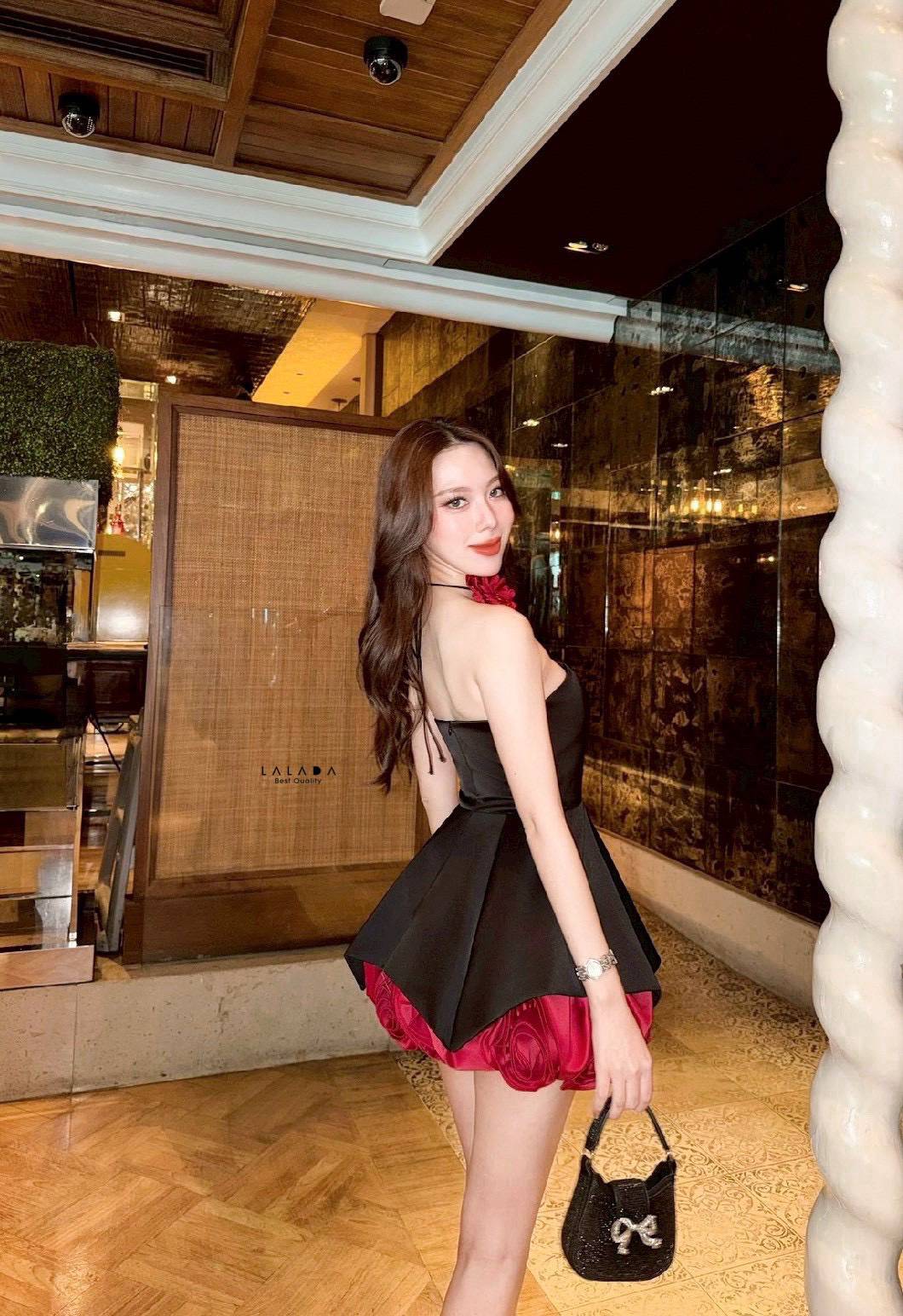 Set 3 ชิ้น น่ารักมากๆงาน rare item นะคะ เสื้อเกาะอกสีดำงานซิปหลังเสริมฟองน้ำ + กระโปรงทรงบอลลูนแต่งดอกไม้ 3D ด้านล่าง งานคุณภาพเกรดเอ งานจริงคือสวยมากค่ะ + โชคเกอร์ที่คอให้ลุคหรูหรา หวานซ่อนเปรี้ยว