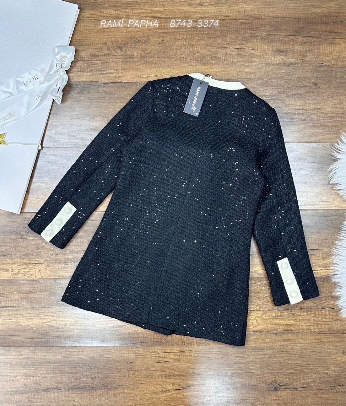 Label :: RAMI-PAPHA(รมิปภา) เดรสสีดำเนื้อผ้าทวีตผสมวิ๊ง ด้านหน้าแต่งโบว์สวยหรูโดดเด่น โทนสีตัดกันได้ผู้ดีมากคะ กระดุมแกะใช้งานได้จริง ไหล่เสริมฟองน้ำเล็กน้อย ทรงใส่สบายๆ มีกระเป๋าใช้งานได้จริง ซับในอย่างดีทั้งตัว #เสื้อผ้าแฟชั่น #แฟชั่น #ชุดเซต #งานป้าย #