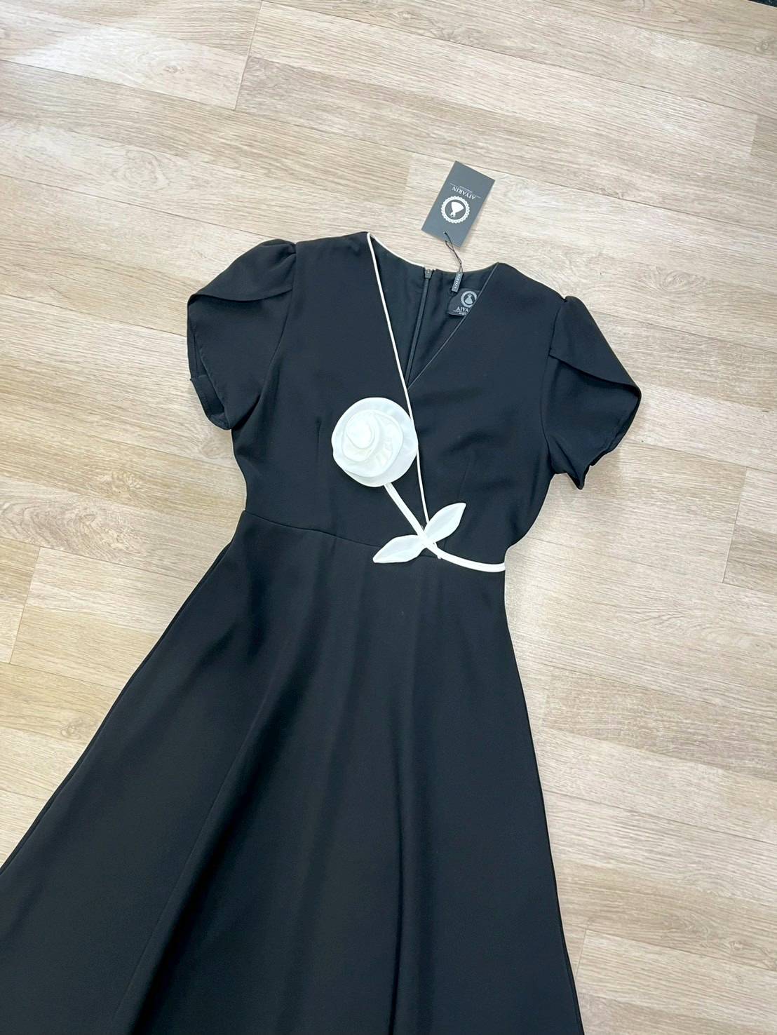 ชุดเดรสกระโปรงผ้าหนาอัดกาวช่วงเสื้อดูลูกคุณมากๆปักดดอกไม้ผ้าเนื้อดีมีทรงสวยมั้กๆผ้าหนาหนักเนื้อดีนิ่มไฮโซสวมใส่ง่ายเเต่งเเนวลูกคุณมั้กๆคะเดรส