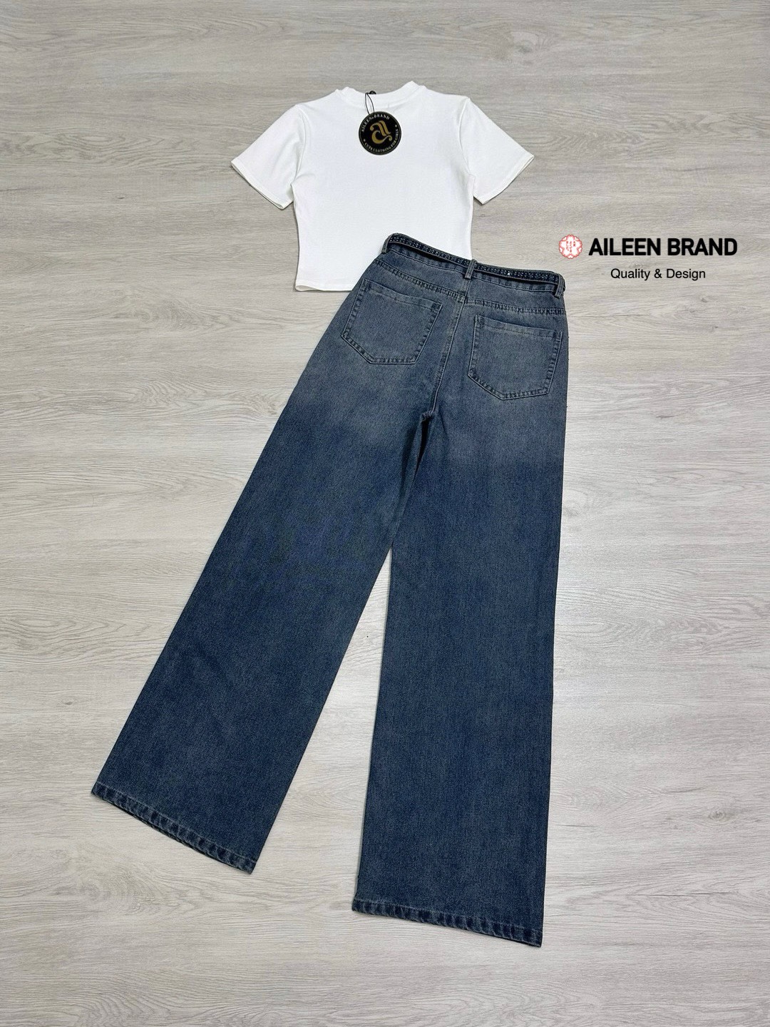 Set 3 ชิ้น เสื้อทรงเบบี้ทรีสีขาวเนื้อผ้านิ่มไม่บางคอกลมแขนกุด ทรงพอดีตัวเอวไม่เต่อ ม่พร้อมกับกางเกงยีนส์เอวสูงสีเข้มฟอกเฟดเป็นลาย กระดุมและซิปด้านหน้ามีกระเป๋าล้วงทั้งสองข้าง ความเก๋คือติดอะไหล่เพชรทั้งตัว วิบวับวิบวับและยังมีเชือกคาดเอวให้อีกเส้น สวยมากๆ