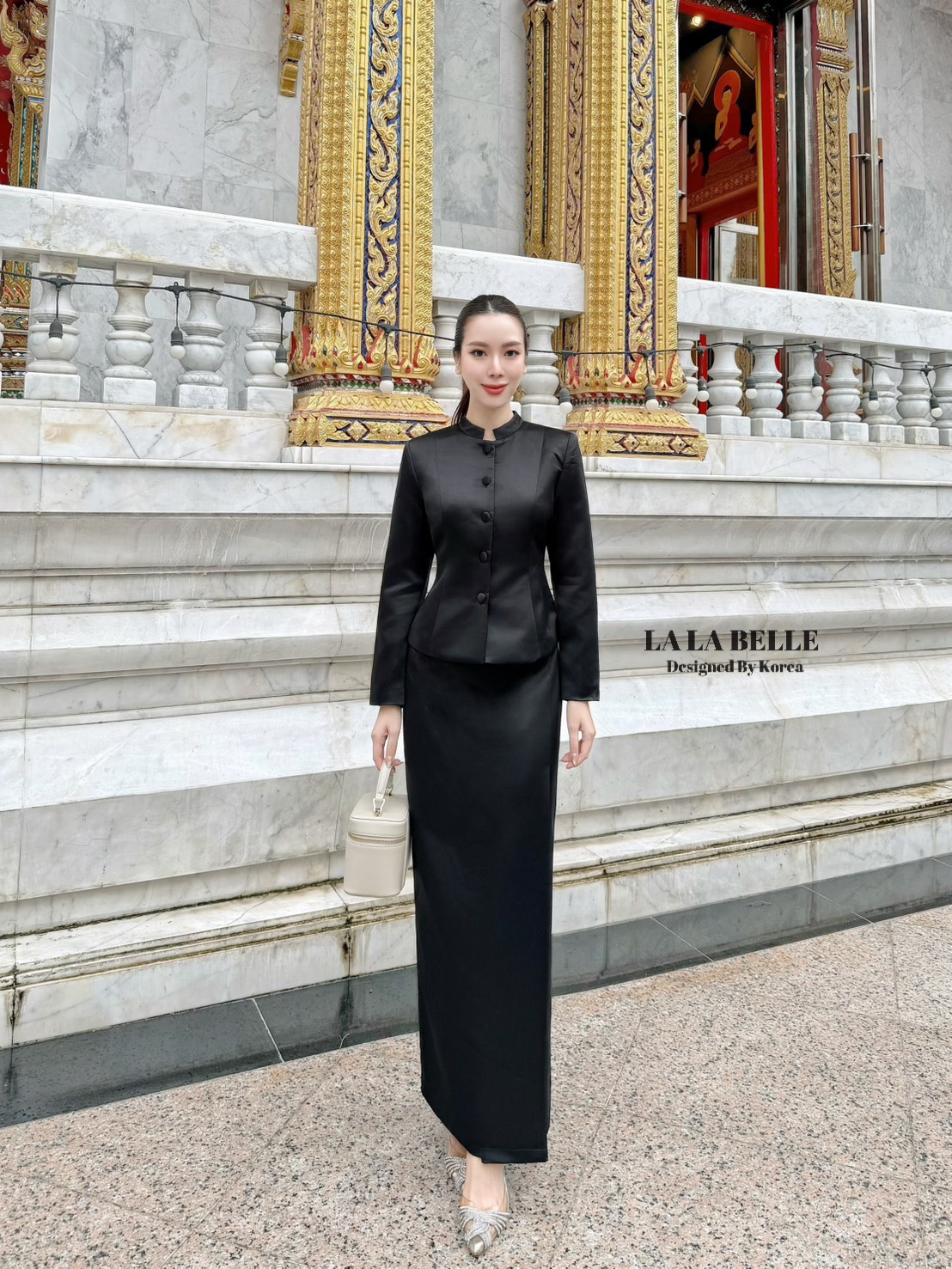 ชุดไทยจิตรลดาคอตั้งแขนยาวบ่าเสริมฟองน้ำยกไหล่กระดุมปั้มเรียงเม็ดตัวชุดเข้าเอวแต่ไม่แน่นทรงสวยมาพร้อมผ้าถุงป้ายหน้าใช้ผ้าเยอะเผื่อให้ใส่เดินนั่งได้สะดวกเพราะตรงที่ป้ายเผื่อผ้าให้เยอะไม่มีผ่าหลังใส่ได้สุภาพเนื้อผ้าไหมอิตาลีแ