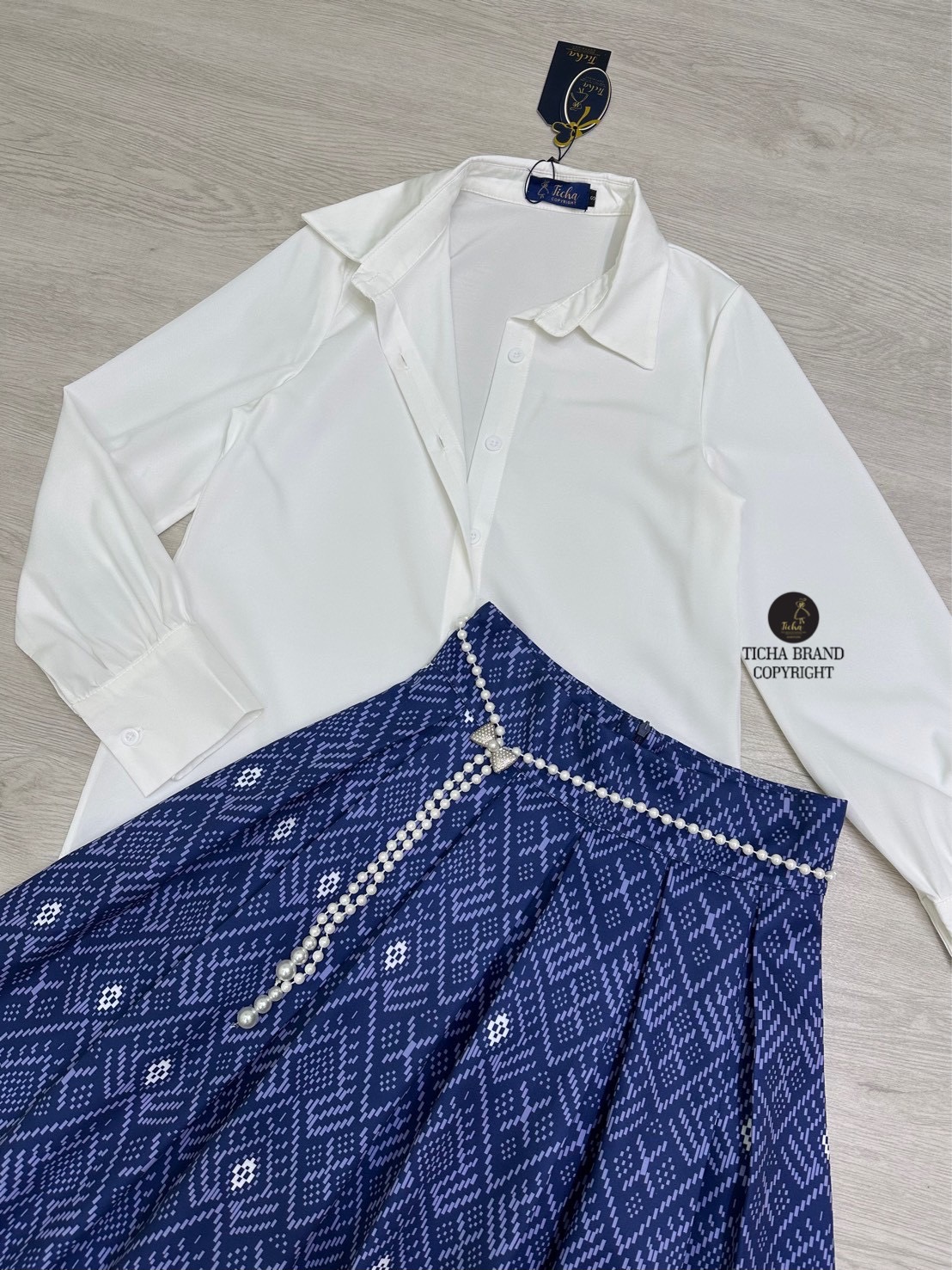 Set 3 ชิ้น เสื้อเชิ้ตแขนยาว คอปก กระดุมหน้า ใส่แมทซ์กับกระโปรงยาว พิมพ์ลายไทยทั้งตัว ดีเทลแต่งจับจีบบานออก มีซิปหลัง ขับในอย่างดี มาพร้อมเข้มขัดมุก แต่งหัวอะไหล่โบว์เพชรสีเงิน สวยมากๆ เอาใจสาวๆสายบุญสุดๆ ห้ามพลาดค่ะ
