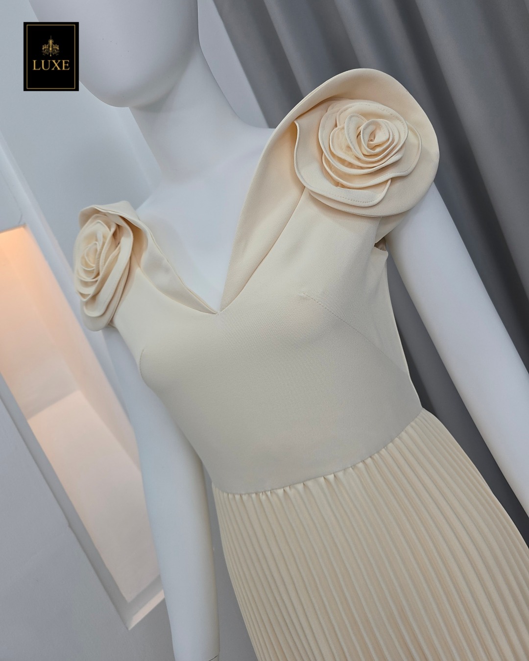 Label : LUXE ☑️เดรสเสื้อคอวีแขนกุด กระโปรงพลีทรอบตัว