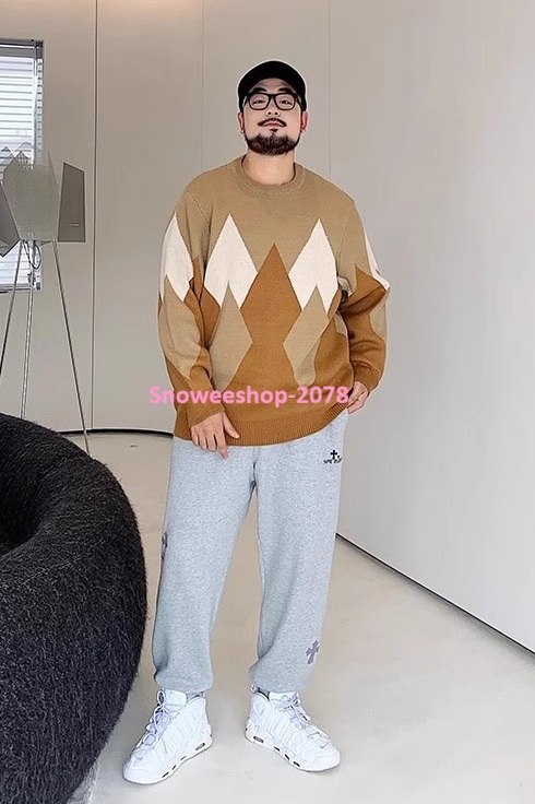 อากาศหนาวแค่ไหน…ก็ยังดูดีได้ เสื้อสเวตเตอร์ไหมพรมทรงหลวม ใส่ได้ทั้งผู้ชายและผู้หญิง ดีไซน์เรียบแต่ดูแพง ผ้านุ่มไม่คัน อุ่นกำลังดี เหมาะสุดๆ สำหรับทริปเที่ยวต่างประเทศ ไซส์ใหญ่พิเศษ 2XL–8XL จะใส่เดี่ยวๆ ก็ดูแฟ ใส่คู่กันก็อบอุ่นหัวใจ มี 2 สีคลาสสิก ใส่ง่าย