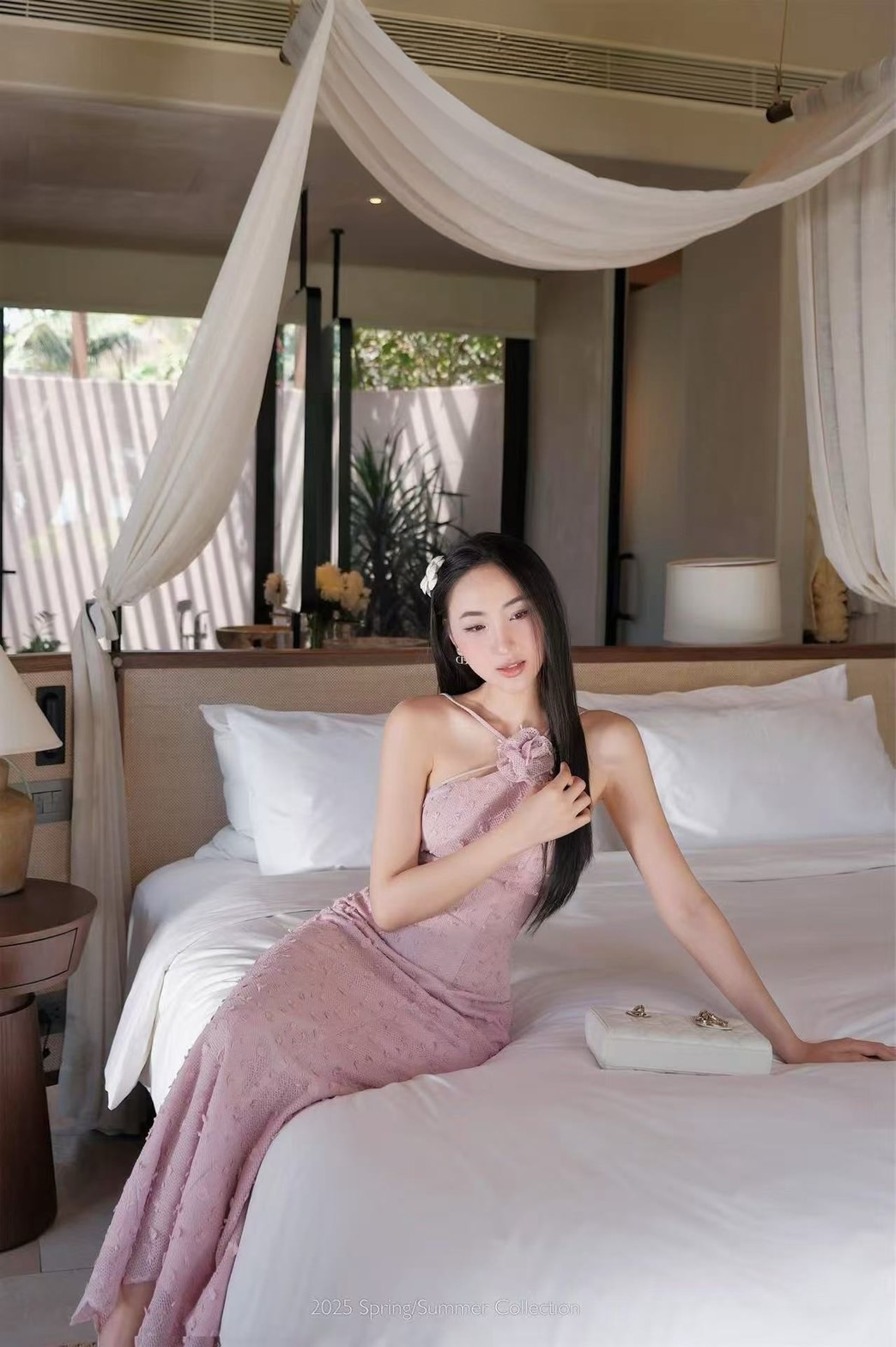 Maxiเดรสสายเดี่ยว ทรงหางปลาเข้ารูป ช่วงอกเสริมฟองน้ำ ดีเทลทั้งตัวแต่งปักลายดอกไม้ สีเดียวกับชุด มีชับในซิปหลังช่อน มาพร้อมเข้มกลัดดอกไม้ติดช่วงคอ เก๋ๆ สวยงามสุดๆ งานสวยเนื้อผ้าดีคัตติ๊งเป๊ะคร๊า