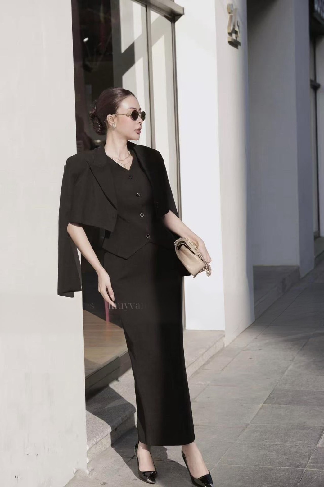 เซต3ชิ้น สีดำ เสื้อคลุมแขนยาวตัวสั้นมีกระดุมหน้า มาคู่กับเสื้อแขนกุดตัวในมีกระดุมหน้าเรียงยาว ดีไซน์สวย คุ้มสุดๆ มาพร้อมกับกระโปรงยาวทรงสอบ และดีเทลผ่าหลังดีไซน์สวย (มีซิปหลัง) เย็บซับในอย่างดี ทรงสวยแพทเทิร์นเป๊ะมาก