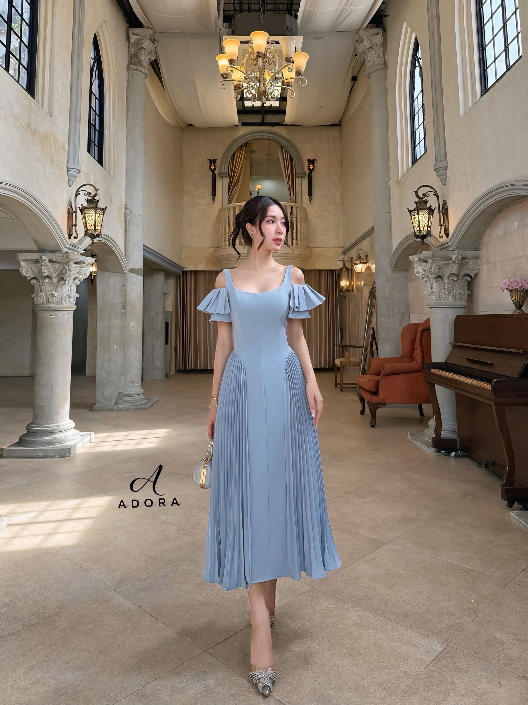 เดรสดีไซน์สายเดี่ยว แต่งดีเทลช่วงแขน ตัวเดรส ใช้ผ้าเนื้อผ้า เกรดพรีเมี่ยมทั้งตัว เนื้อผ้ามีคุณภาพ ใส่แล้วเก็บทรงดูหุ่นเพรียว แต่งดีเทลอัดพลีทด้านข้างทั้งสองข้าง งานมีซับใน งานซิปหลัง สาวๆใส่ออกงาน หรือ ใส่ทำงาน มีติดตู้ไว้ ได้ใช้หลายโอกาสเเน่นอนค่ะชุดนี้