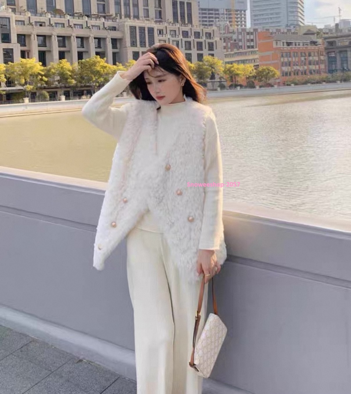 หนาวนี้ขอความเก๋แบบไม่ธรรมดา เสื้อกั๊กขนแกะสุดชิค ใส่แล้วดูแพง อุ่นกำลังดี ไม่เทอะทะ คลุมง่าย แมทช์กับอะไรก็สวย มี 2 เฉดสีสุดคลาสสิค ใส่ไปเที่ยวเมืองหนาวก็ดูมีสไตล์ ใส่ในเมืองก็เก๋ไม่แพ้กัน