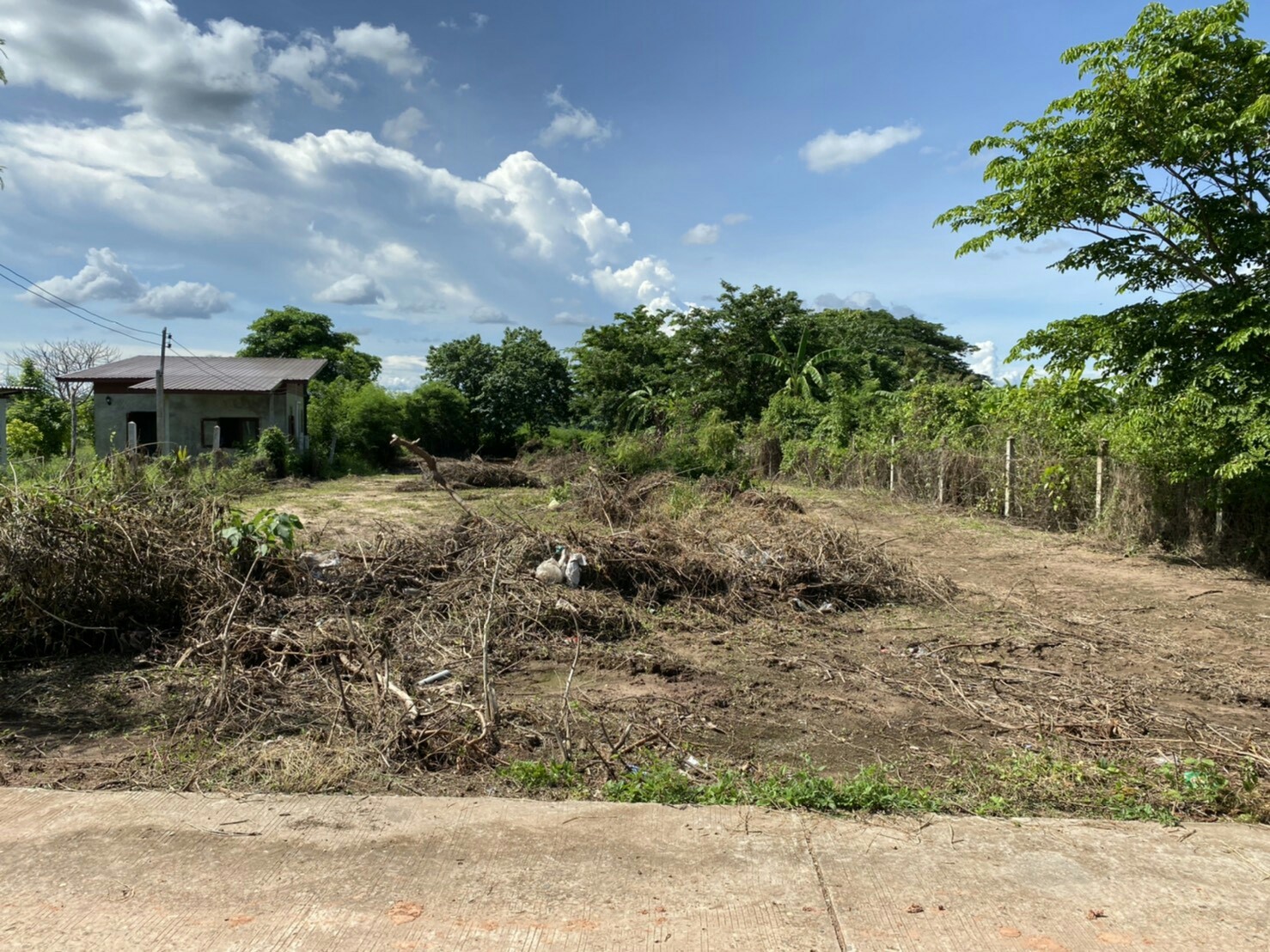 ขายที่ดินติดริมแม่นํ้าโขง อ.เมืองหนองคาย 300 ตรว. ด้านหน้าเป็นคอนกรีตบรรยากาศดีเหมาะแก่การสร้างบ้านอยู่อาศัยหรือทำธุรกิจพื้นที่กว้างพร้อมสำหรับทุกคนในครอบครัว