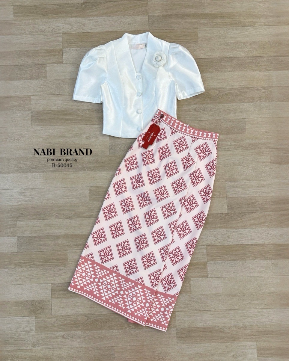 ชุดเซ็ต 3ชิ้น เสื้อแขนสั้นแต่งด้วยกระดุมด้านหน้าทรงคอวีสีขาวบริสุทธิ์ ผ้าเงาสวยหรูอยู่ทรง มีฟองน้ำ ซับใน มาคู่กับกระโปรงพิมพ์ลายสีชมพู ผ้าอัดกาว ใส่ซับในมาให้เรียบร้อย เป็นงานซิปหลัง แถมเข็มกลัดดอกไม้ เมื่อนำมาแมทช์ทั้ง 3ชิ้นแล้ว สวย สง่างาม มีออร่า ดูผู้