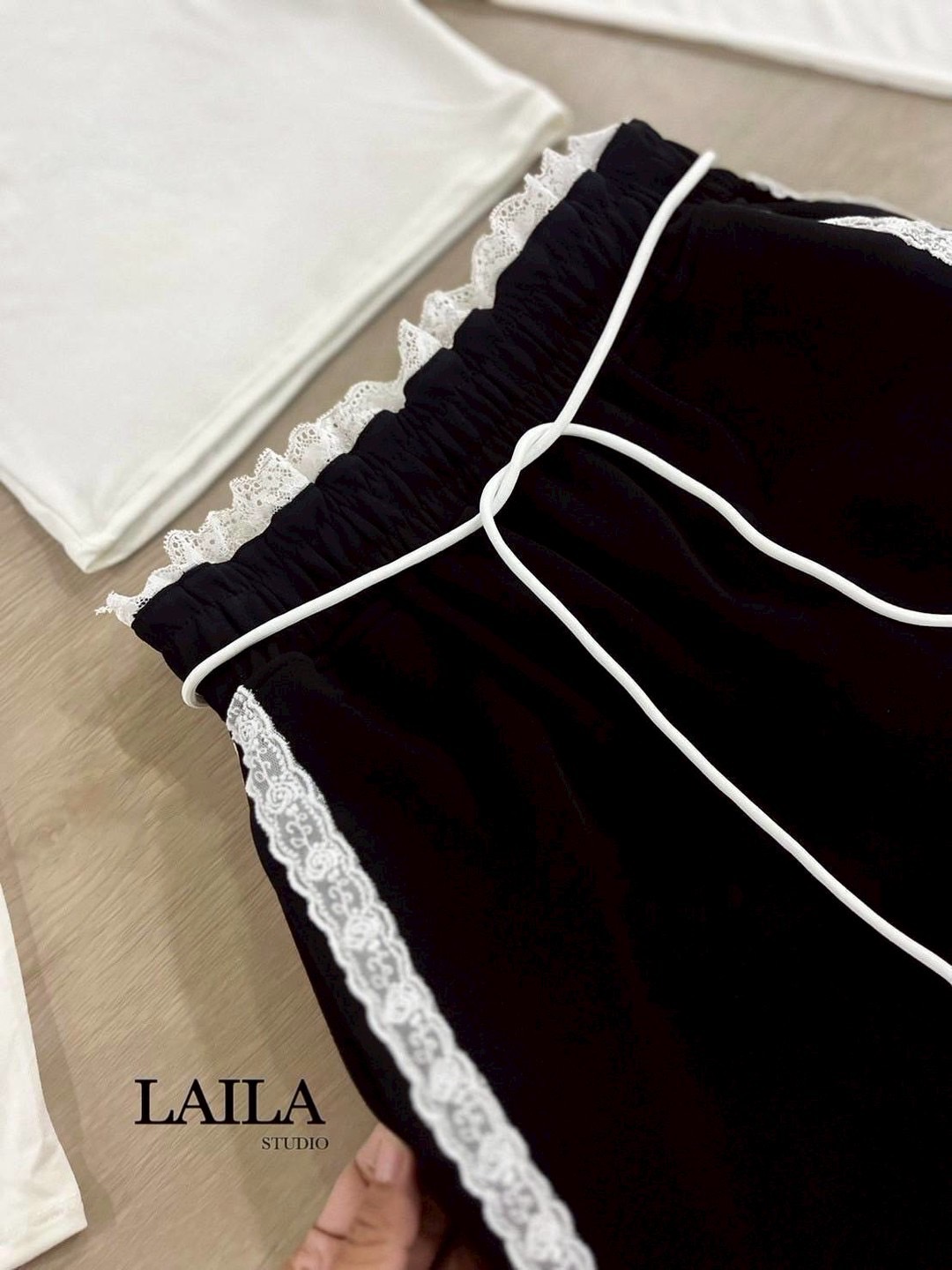 Set เสื้อ+กางเกง เสื้อคอปีนกึ่งครอปทรงแขนยาวมาในโทนสีขาวงานผ้ายืดหยุ่นใส่สบาย มาพร้อมกางเกงคาร์โก้ปล่อยๆ งานผ้าสวยมีน้ำหนัก ช่วงเอวและแถบข้างแต่งลูกไม้ฉลุสีขาวสวยจึ้งสุดๆ ดีไซน์กระเป๋า2ข้างพร้อมเชือกผูกเอว ลุคสาวเท่ลุยๆต้องลุคนี้ค่า #ชุดเซ็ท #bylaila bran