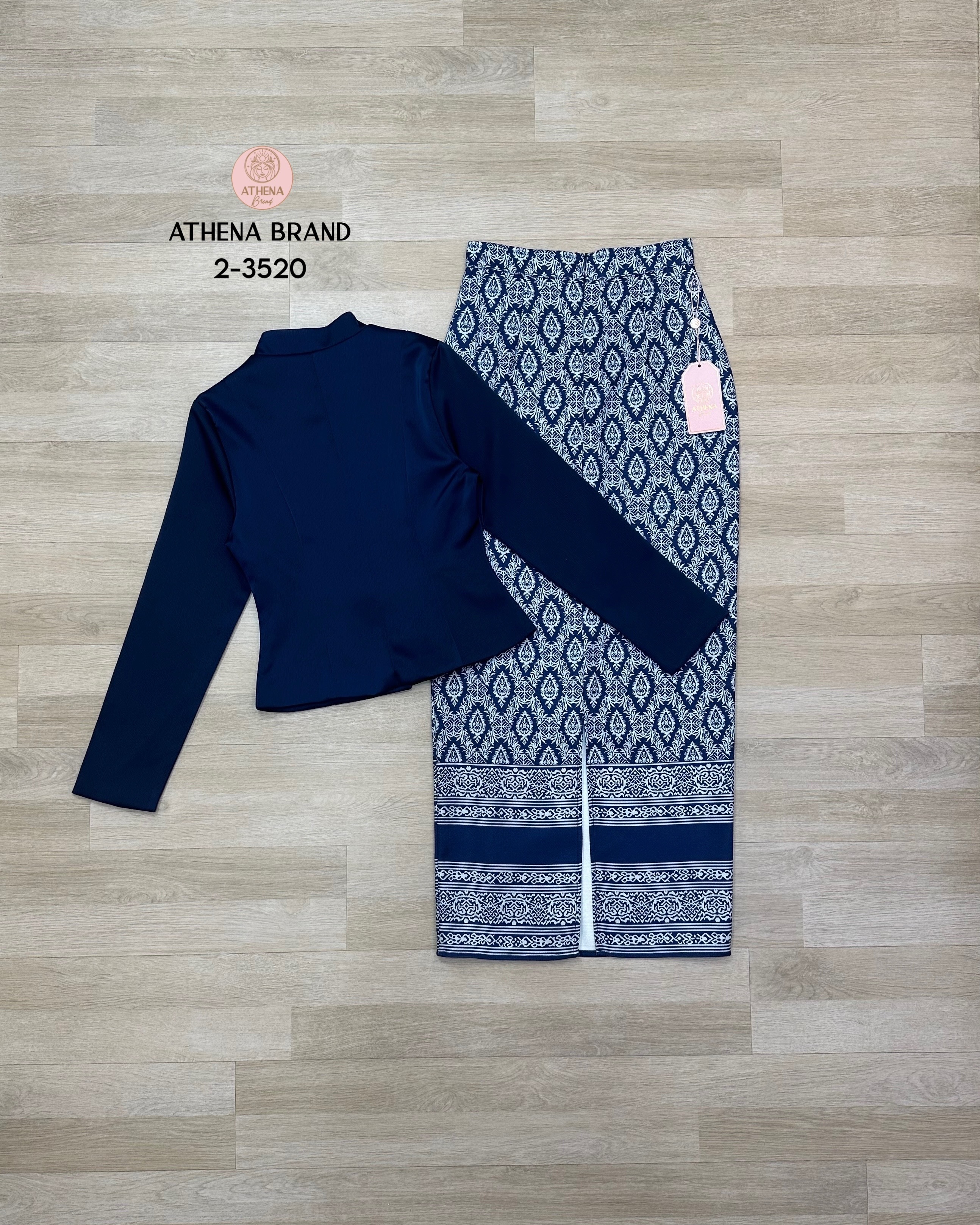 Tag 🔖 :Athena (อธีน่า) Brand Detail :: เสื้อ+กระโปรง เสื้อคอปีนแขนยาวดีไซน์ด้านหน้าแต่งกระดุมเรียงสามารถแกะใช้งานได้จริง มีซับด้านใน แมตช์มาคู่กับกระโปรงพิมพ์ลายป้ายทบคล้ายงานผ้าซิ่นป้ายสำเร็จ ชายกระโปรงด้านหลังผ่า เนื้อผ้าดี๊ดีมีTexture งานมีซับใ
