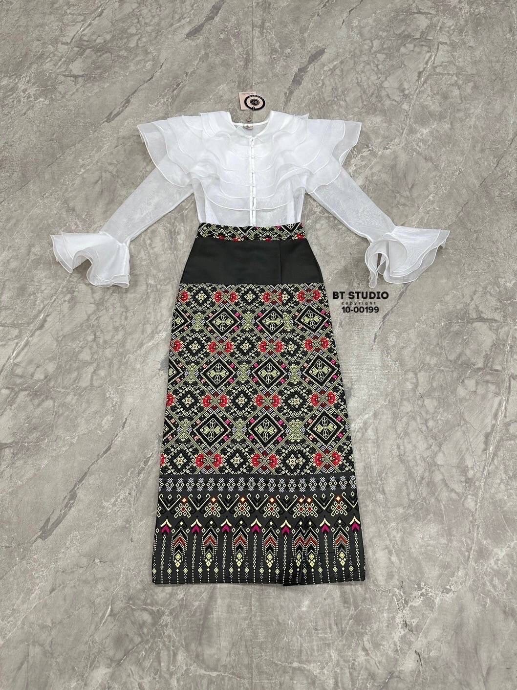 TAG : BT studio DETAIL : เซท 2 ชิ้น เสื้อระบายคอเป็นชั้น ๆ แขนยาวปลายแขนแต่งระบายออก กระดุมหน้า มาพร้อมผ้าถุงพิมพ์ลายสำเร็จ งานสวยเนื้อผ้าดี คัตติ๊งสวยมากค่ะ ใส่แมทซ์กันแล้วดูแพงมากคร้าา