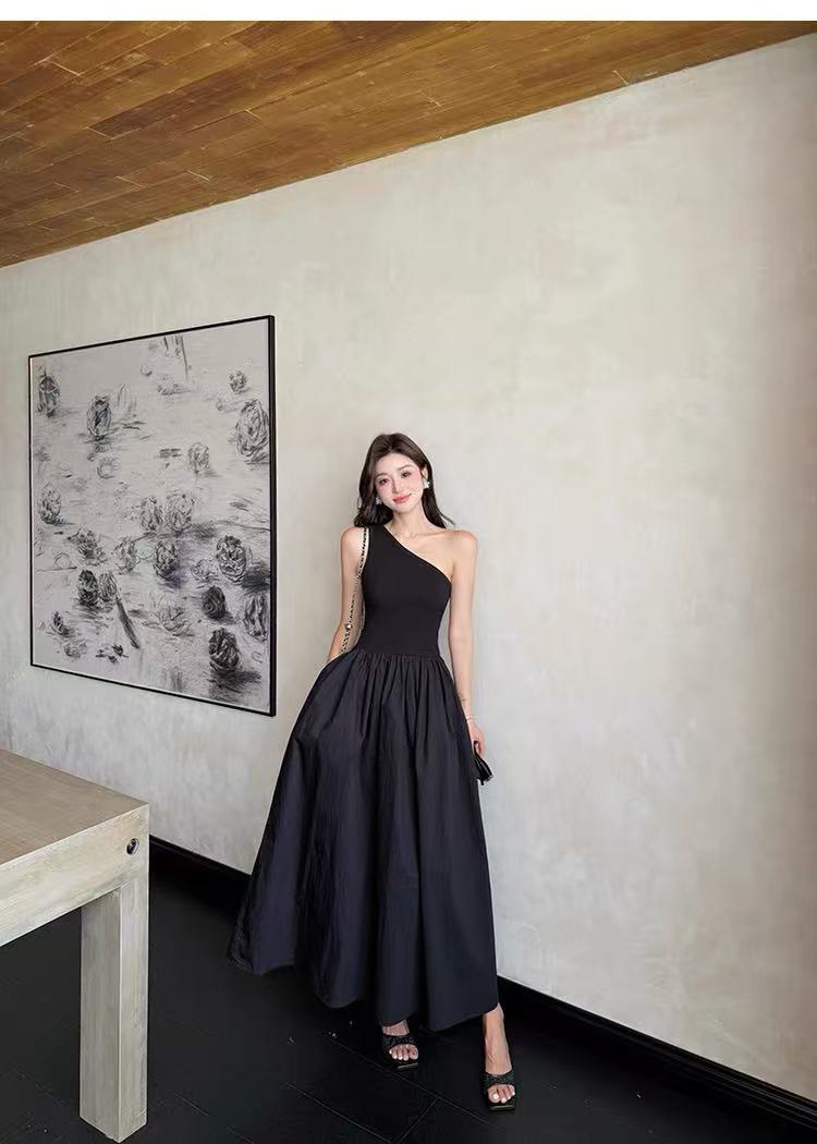 เดรสไหล่เดียวตัวยาวสีดำก้านบนเป็นผ้ายืดใส่เข้ารูปตามรูปต่อกระโปรงบานพองตัวยาว สวย หรู old money มากๆค่า ต้องมีเลยค่า