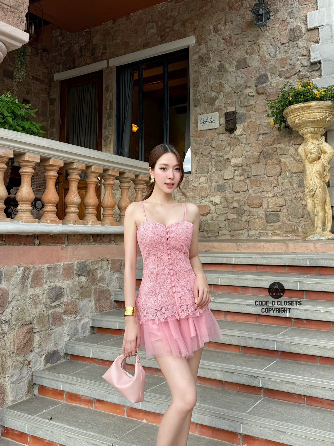 เซต2ชิ้น เสื้อสายเดี่ยวกระดุมหน้าเรียงยาว อกเสริมฟองน้ำ ปลายชายเสื้อแต่งบานออกเล็กน้อย งานเนื้อผ้าลูกไม้สีชมพู แน่นๆ มีชับในอย่างดี แมทซ์กับกระโปรงสั้น แต่งผ้ามุ้งตะข่ายด้านนอก มีชับใน เอวสม็อค