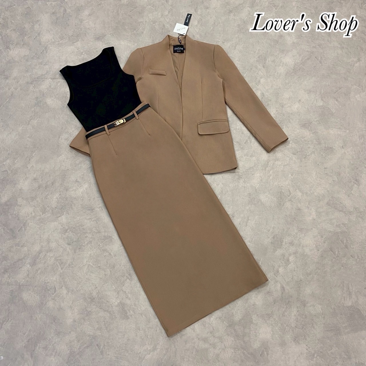 Teg : Lover’s Shop Detail : Set4ชิ้น ลุคCEOเรียบหรูดูดี(เสื้อสูท+เสื้อแขนกุด+กระโปรง+เข็มขัดลุคCEO เรียบหรูดูผู้ดี ดีเทลเสื้อสูททรงปล่อยเย็บซับในทั้งตัว แต่กระเป๋าหลอก มาพร้อมเสื้อแขนกุดผ้าล่องนุ่มยืด แม็ทกับกระโปรง งานซิบหลัง