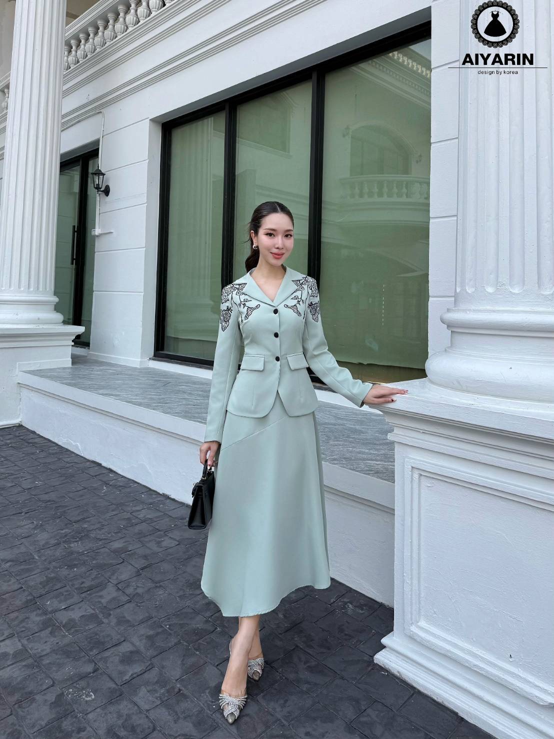 set เสื้อสูท+ กระโปรง เสื้อสูทเนื้อผ้าดีมากๆคะปักลายดอกไม้ตรงเสื้อผ้าหนามากคะ ซับในอย่างดีเสื้อดูเก๋ๆผ้าหนาสวยเก๋มากมาพร้อมกระโปรงยาวเป็นซิปซ่อนทำให้ดูไอโซละผอมเพรียวผ้าอัดกาวอย่างดีมีซับในหั้ยคะทรงสวยมากชุดใส่ได้หลายเเบบสวยเก๋ดีต่อใจจริงๆใส่แล้วดูเป็นสาว