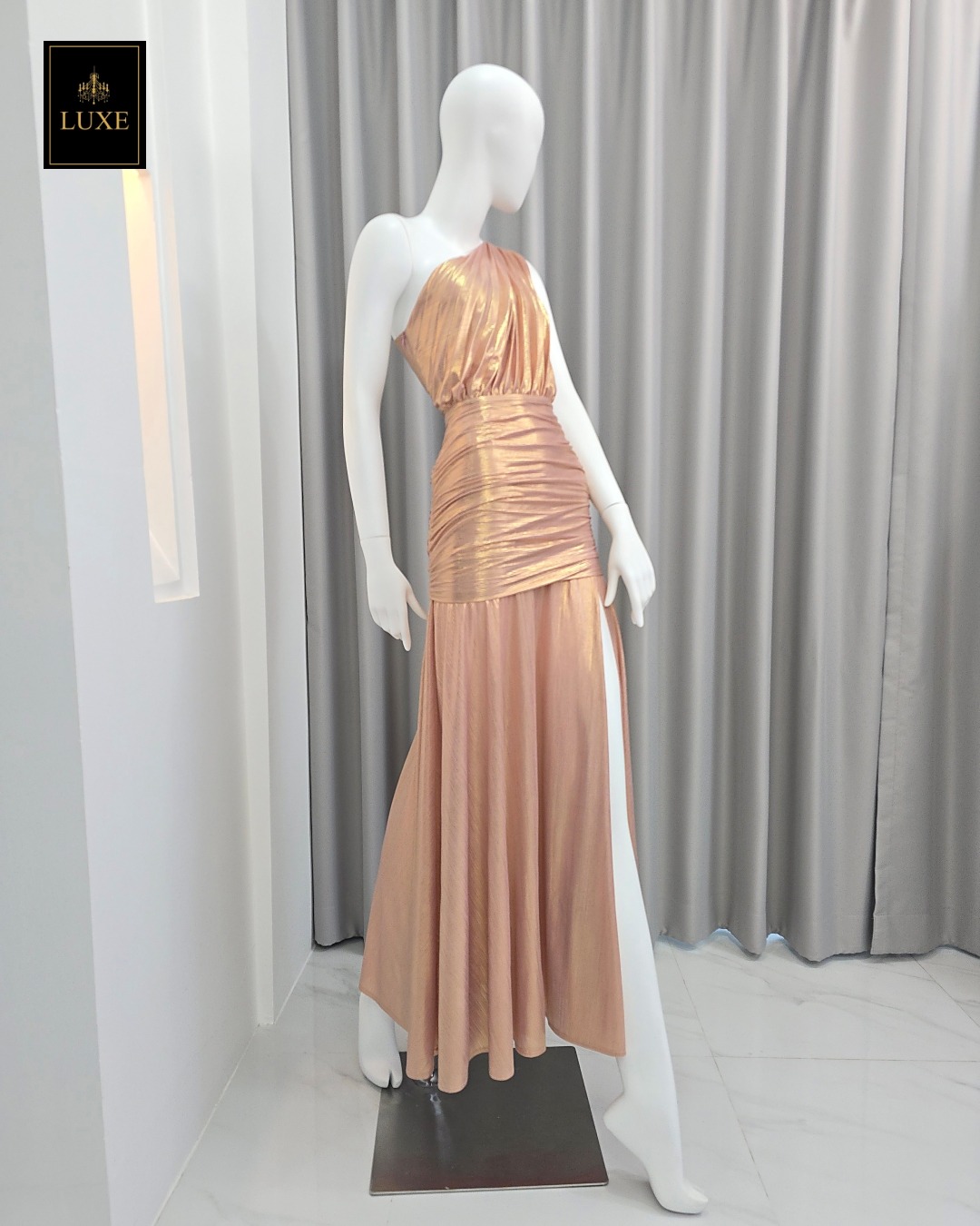 Pleated Metallic One Shoulder Maxi Dress Split Skirt Detail Label : LUXE ☑️แม็กซี่เดรสเสื้อไหล่เดียวอัดพลีท กระโปรงเข้ารูปตรงสะโพก ต่อชายกระโปรงบาน ผ่าหน้าขา ☑️ทำจากผ้าสแปนเด็กซ์ เคลือบเม็ททัลลิก เนื้อนุ่ม ยืดหยุ่น ☑️มีซิปซ่อนและซับใน