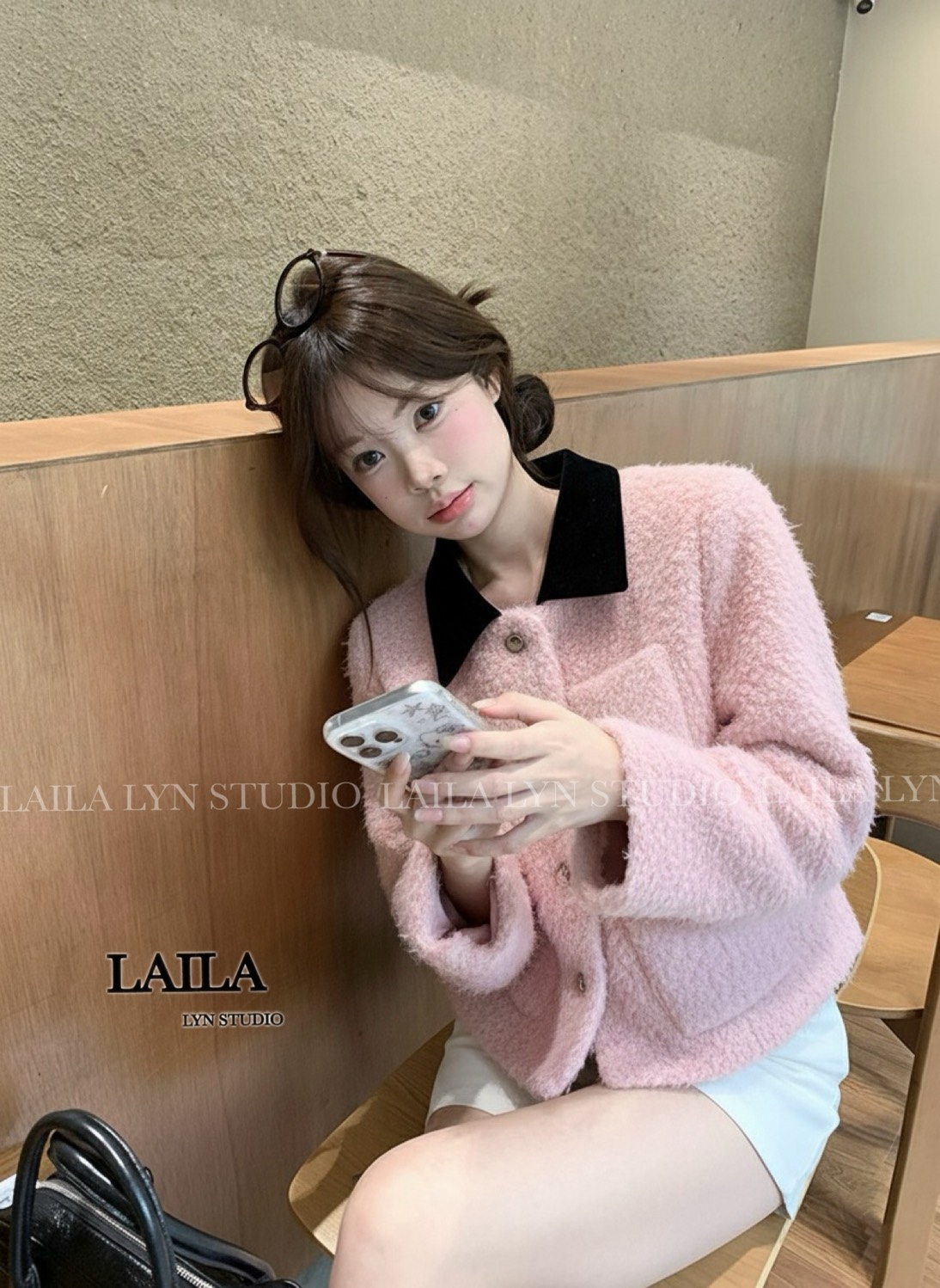 Tag : LAILA Detail: SET เสื้อ+กางเกง งานเสื้อสเวตเตอร์ทรงแขนยาวงานผ้าขนนุ่มๆๆทั้งตัวดีไซน์ด้วยแต่งปกสีดำตัดกับตัวเสื้อดีมากมาในโทรนครีมออฟไวท์/ชมพูและพร้อมกระดุมด้านหน้างานผ้ามีน้ำหนักผ้าสวยมากค่า มาพร้อมกางเกงขาสั้สีแมชสุดๆลุคนี้สวยแพง น่ารักมากๆๆ #byLai