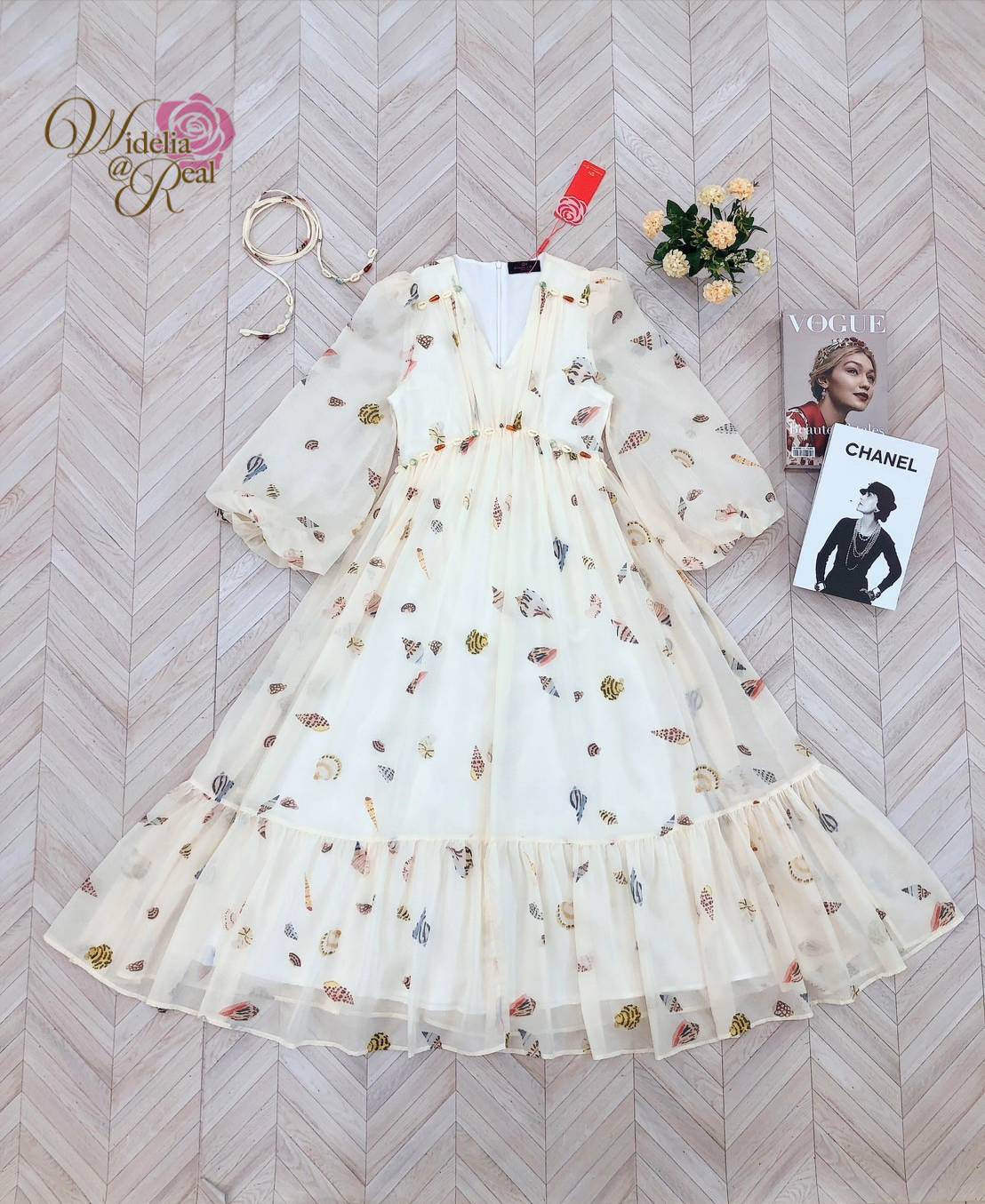 Maxi Dress แม็กซี่เดรสแขนยาวเนื้อผ้าพิมพ์ลายหอยสวยช่วงอกเย็บจีบ ประดับด้วยหอยรอบเอว ท่อนล่างกระโปรงยาวบานพริ้วสวย ใส่ง่าย ใสสบาย เนื้อผ้าอย่างดี แนะนำเลย รับรองใส่ออกมาไม่ผิดหวัง บอกเลยห้ามพลาดเด็ดขาดงานดีงานสวยจริงต้อง Widelia @ Real