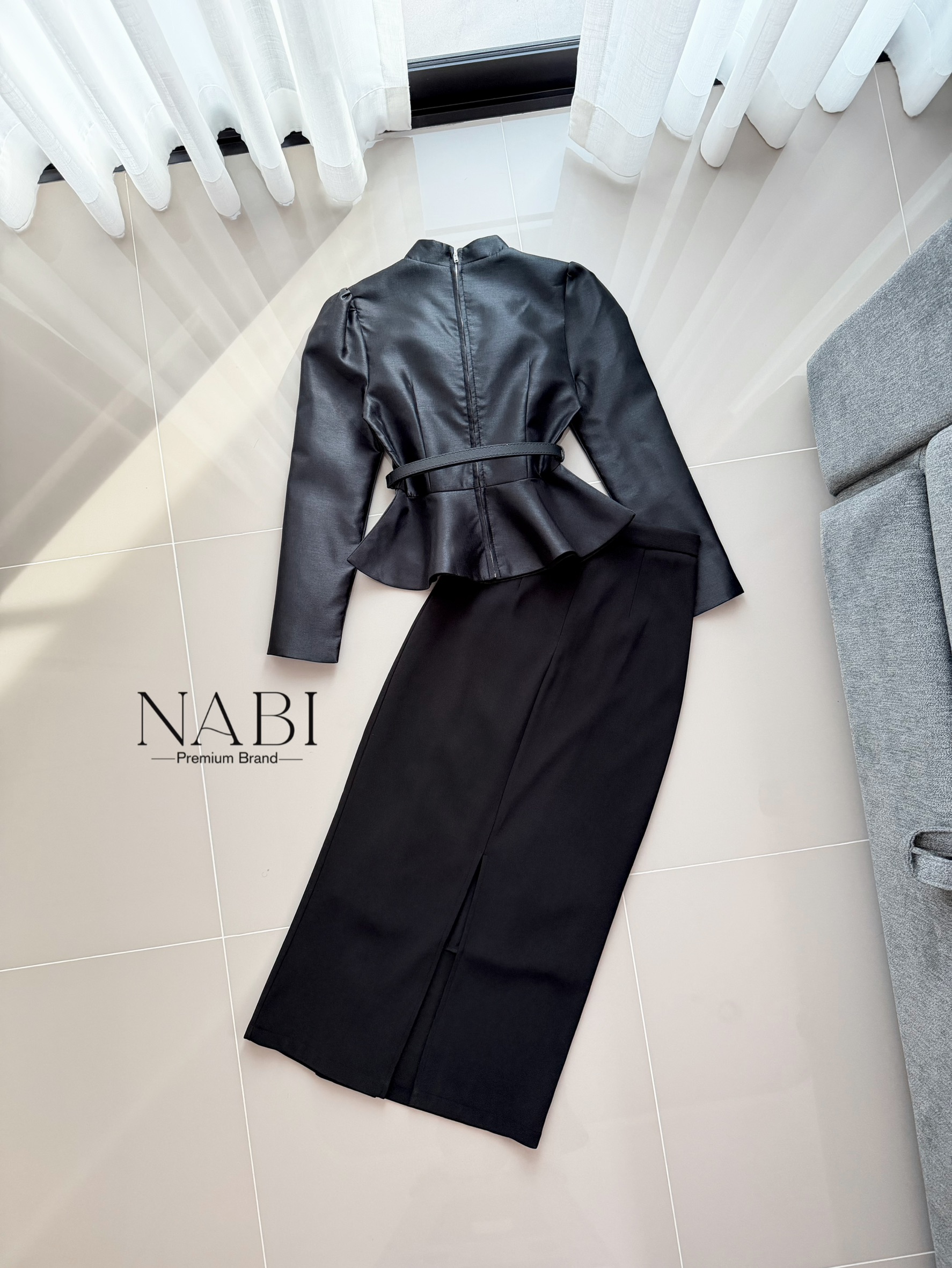 ชุดเซ็ตแขนยา คอกลม มีซัปในฟองน้ำในตัว มาคู่กับกระโปรงยาวทรงชุดไทย พับจีบด้านข้าง ผ่าทรงVด้านหลัง งานอัดกาวอย่างดีอยู่ทรง ใส่คู่กับเข็มกลัดดอไม้และเข็มขัดคือ สวยหรูลงตัวมาก ดีไซน์สวยดูผู้ดีแบบไทยๆ ไม่ซ้ำใคร ใส่ได้หลายโอกาศ ราคาคุ้มสุดๆ ห้ามพลาดนะคะสาวๆ #ชุ