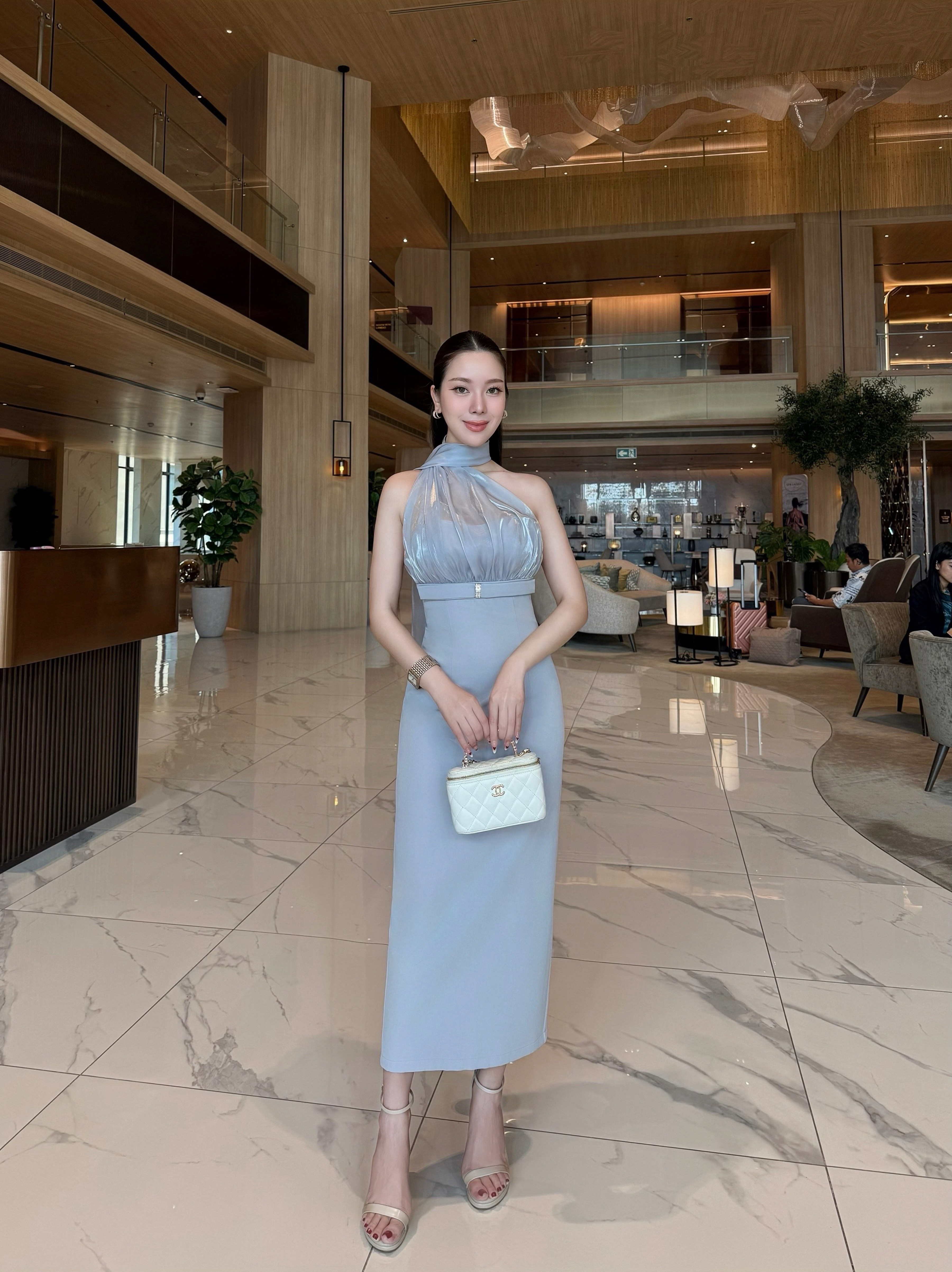 เดรสยาวสีเทา เดรสเกาะอกช่วงบนแต่งด้วยผ้าออแกนดี้ยาวเป็นผ้าพันคอ กระโปรงช่วงล่างเป็นทรงสอบผ่าหลัง มีแต่งสายคาดเอวเย็บติดมีเพชรตรงกลาง สวยเรียบดูแพงมาก ใส่ออกงาน สวยเด่นสง่า