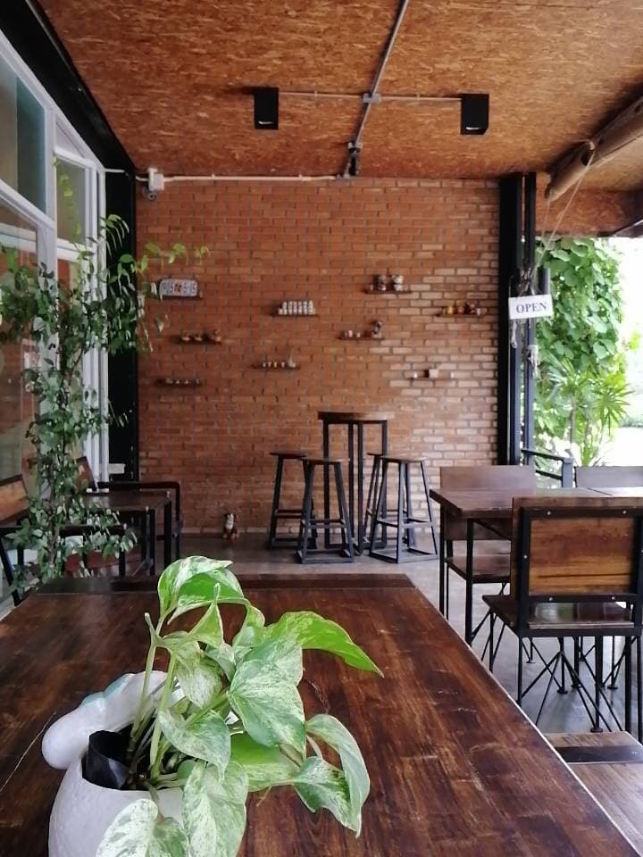 ขายอาคารพาณิชย์ 3 ชั้นครึ่ง 2 คูหาราคาถูกใจกลางเมืองเชียงใหม่พร้อมพื้นที่ด้านหลัง35ตรว.