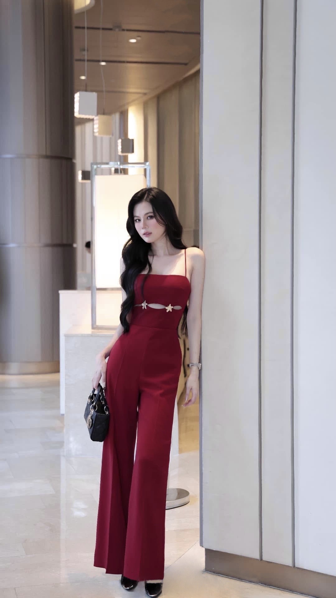 DETAIL : สวย หรู ดูดี Jumpsuit สีแดงเบอร์กันดี ขับผิวสุดๆ เพิ่มดีเทลด้วยเข็มกลัดดอกไม้สีทอง มีฟองน้ำเสริมทรง ซิปด้านหลัง ซับในทั้งชุด ดูดีสุดๆ ห้ามพลาดเลยค่ะชุดนี้ ❣️