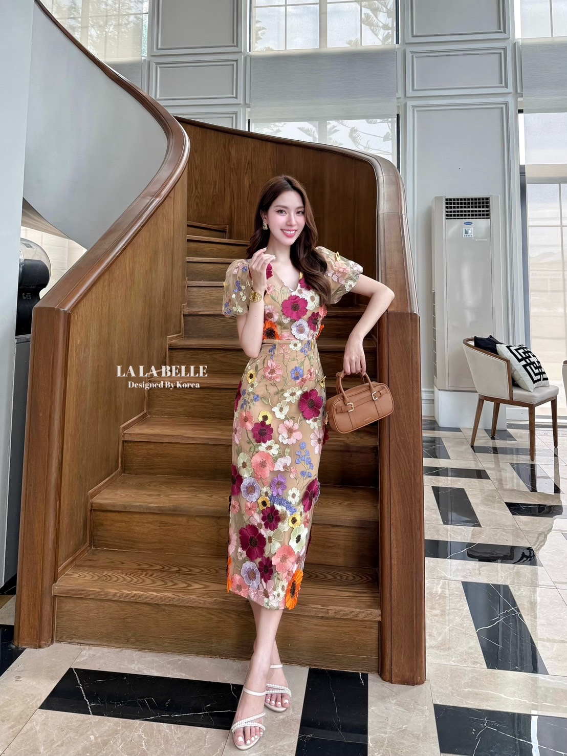นเดรสคอวีแขนตุ๊กตาเอวเข้ารูปกระโปรงยาวทรงสอบมีซับในผ้าหนานุ่มอย่างดีทั้งชุดรวมถึงแขนด้วยค่ะตัดเย็บด้วยผ้าปักมวลดอกไม้ทั้งชุดหน้าหลังอย่างดีบวกกับดอกไม้ป๊อปอัพโดยการเย็บดอกไม้ทีละดอกทั่วทั้งชุดเย็บดอกไม้แน่นให้อย่างดีทำให้ชุดดูหรูหรา