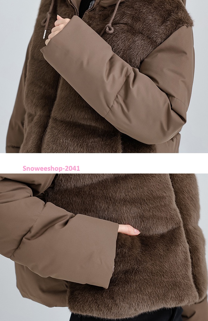 ดาวน์แจ็คเก็ตผู้หญิงแต่งขนเฟอร์สุดหรู ใส่แล้วอุ่นและสวยมีคลาส ฮู้ดขนเฟอร์นุ่มนิ่ม เพิ่มความชิค เสื้อหนา อบอุ่น ลมแรง หิมะตกก็เอาอยู่ แมทช์ง่าย เข้ากับทุกลุคสายแฟ มีให้เลือก 4 เฉดสีสวยละมุน