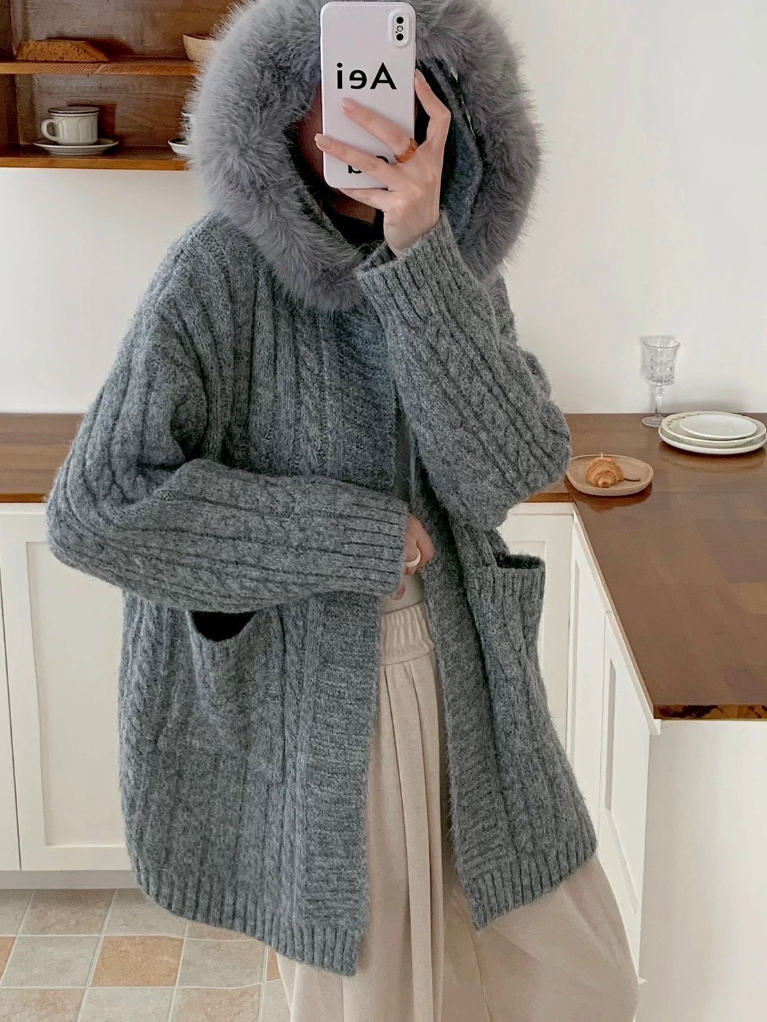 เสื้อคลุมไหมพรมมีHood Fur🤩 ทรงoversize มีกระเป๋าหน้า ผ้าทอลายแน่นเนื้อดี hoodดีไซน์ขนเฟอร์ติดกระดุมซ่อนแยกได้ค่ะ ใส่สวยฟรุ้งฟริ้ง ถ่ายรูปสวยปังแน่นอน