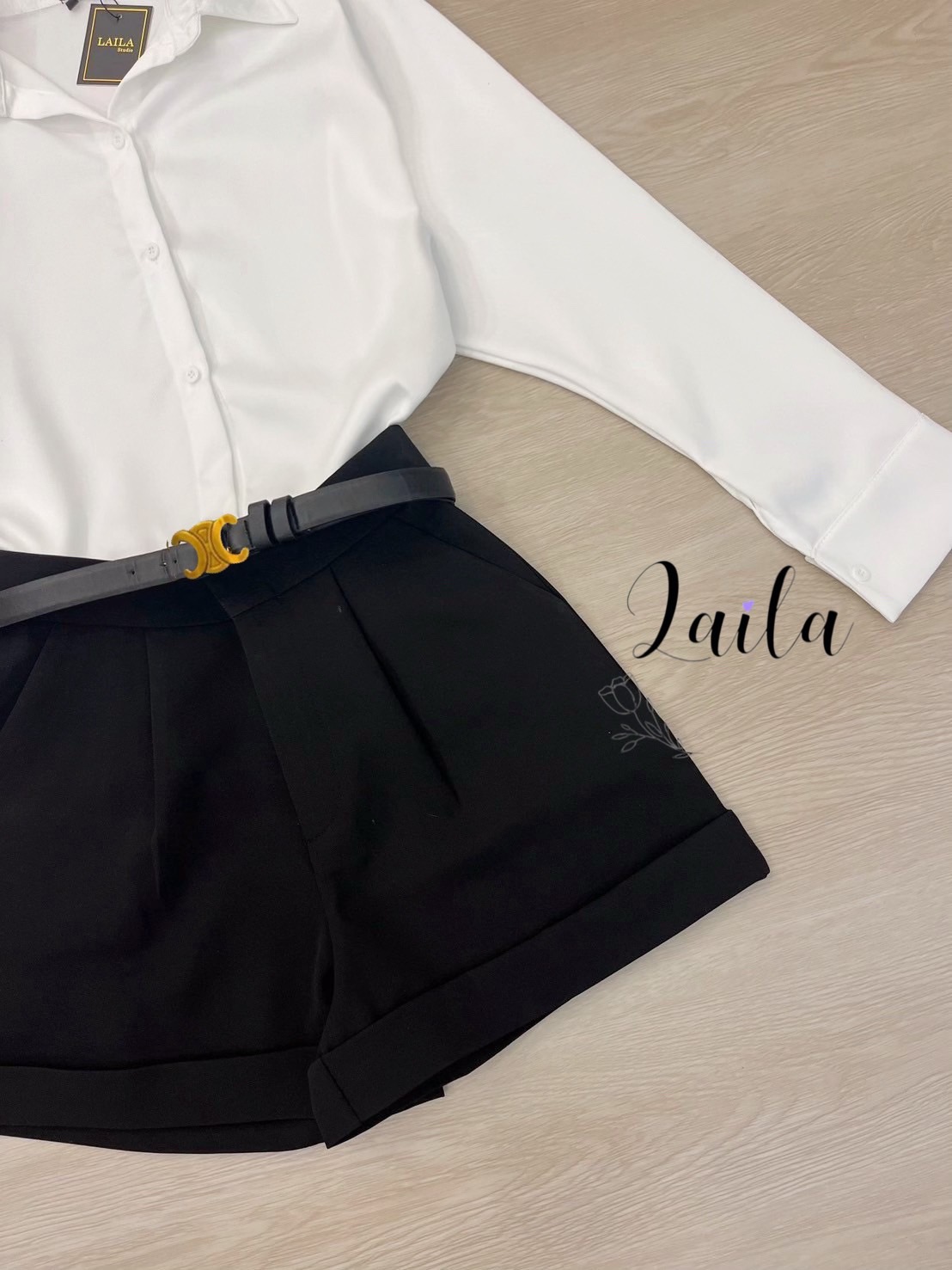 เสื้อ+กางเกง+เข็มขัด เสื้อเชิ้ตคอปกแขนยาวสีขาวทรงโอเวอร์ไซศ์ปล่อยๆใส่สบายงานผ้านิ่มสวยยให้ลุคสาวมั่นดูแพง มีคลาส มาพร้อมกางเกงขาสั้นสีดำพรางหุ่น แต่งตะขอหน้าสวยๆ พร้อมอะไหล่เข็มขัดแต่งหัวแบรนCLสีทอง ลุคนี้สวยเรียบๆแต่ดูมีคลาสสุดๆค่า #เสื้อเชิ้ต #ชุดเซ็ท #