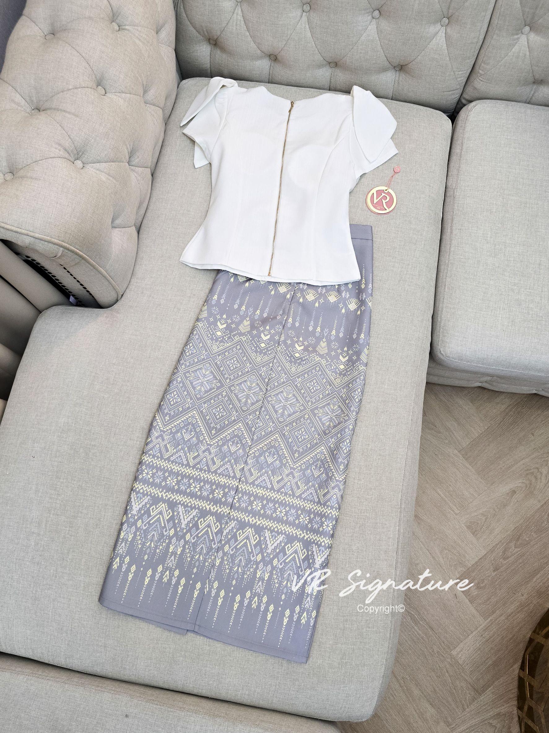 Set เสื้อแขนสั้นแต่งโบว์ ด้านหน้าแต่งโบว์ปักเลื่อมเรียงสวยมากค่ะ มีฟองน้ำจัดทรงให้ด้วยค่ะ ชายเสื้อบานเล็กน้อย แมทช์กับกระโปรงยาวทรงพับจีบทบด้านข้าง เนื้อผ้าพิมพ์ลายไทย มี texture สวยมากค่ะ มีซับใน สามารถใส่แยกกับชุดอื่นได้อีกเยอะเลยค่ะ ต้องจัดนะค่