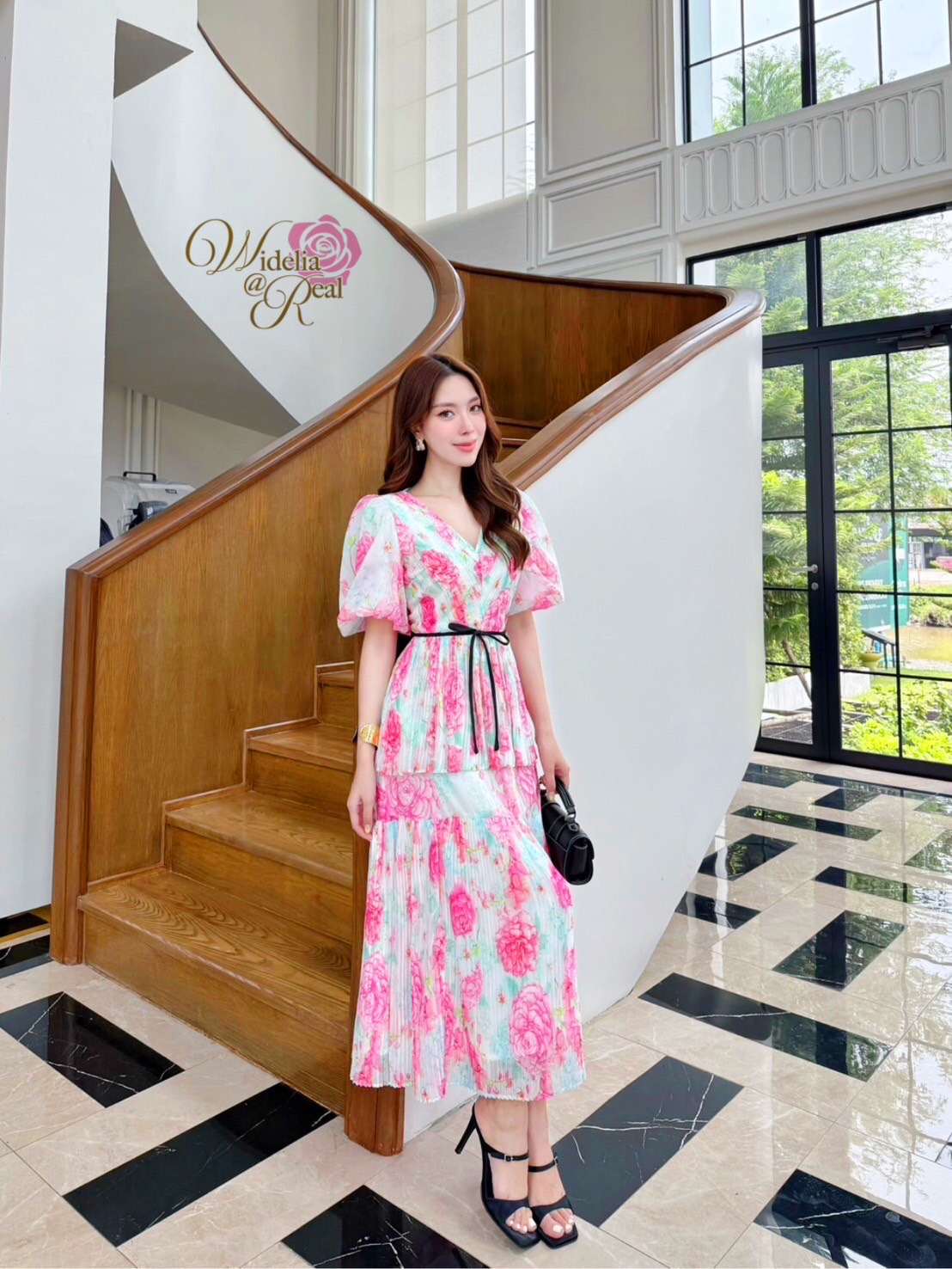 Maxi dress แม็กซี่เดรสแขนพอง คอวี ซิปหลัง เอวเย็บโบว์ดำ เนื้อผ้าอัดพลีทพิมพ์ลายดอกกุหลาบสีชมพู ช่วงกระโปรงเย็บระบายต่อผ้าเป็นชั้นๆ เนื้อผ้ามีน้ำหนัก ชุดนี้ผ้าดีมากๆ งานคัตติ้งเนี๊ยบ ทรงสวยมาก