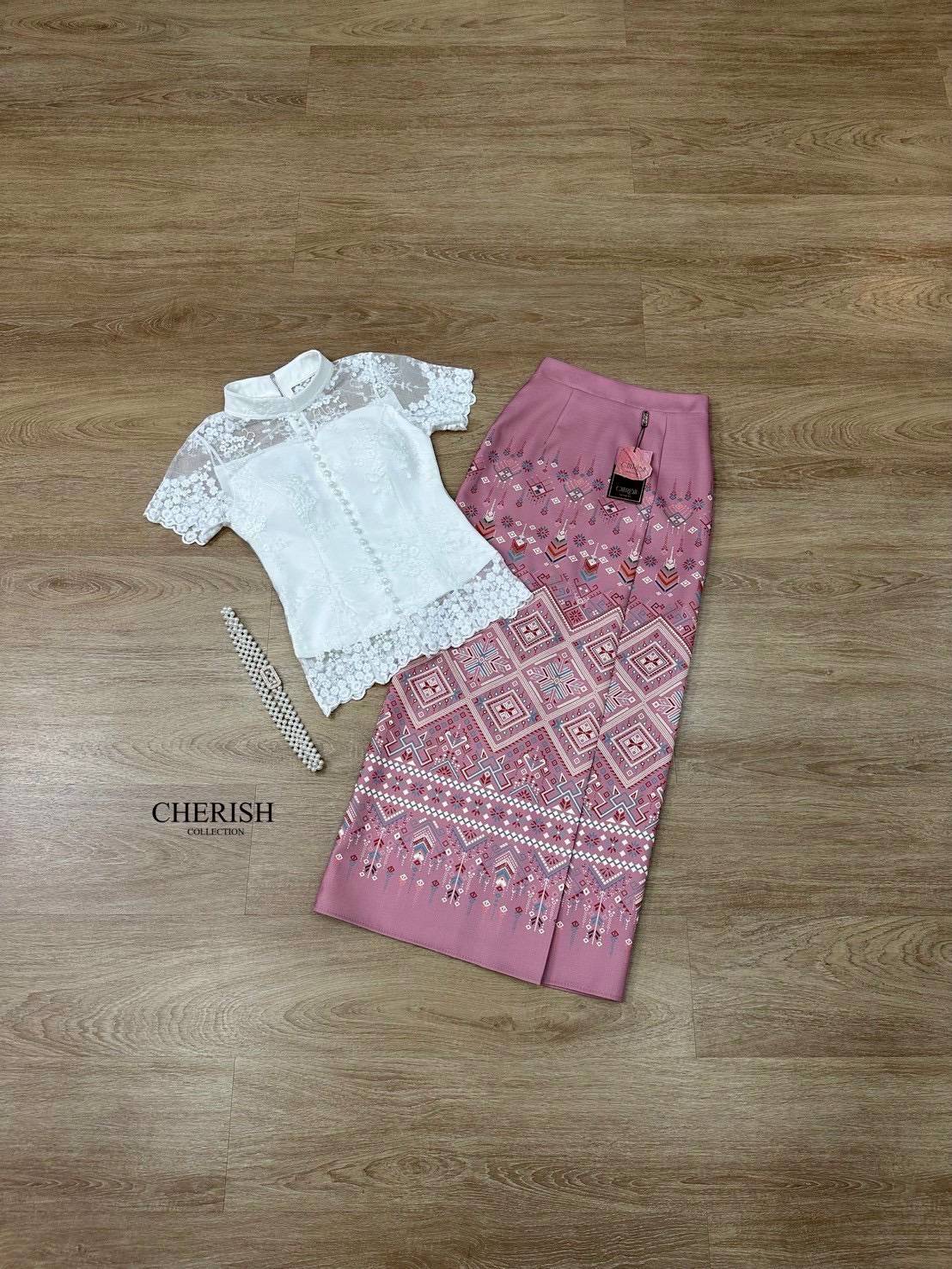 เซ็ทชุดไทย ชุดงานบุญ 3 ชิ้น เสื้อลูกไม้แต่งกระดุมมีซับในอย่างดี ใส่คู่ผ้าถุงสำเร็จเนื้อผ้าใส่สบาย จัดเข็มขัดมุกมาให้ครบเซ็ท สาวๆสายบุญ หรือจะใส่เป็นธีมชุดเพื่อนเจ้าสาวก็เหมาะ ใส่ได้ทุกเทศกาล