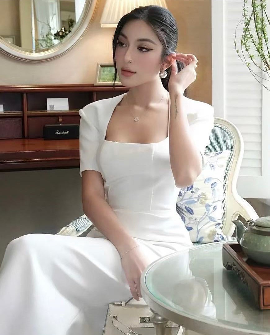 เดรสตัวยาวสีขาวทรงสอบยาวผ่าหลัง ราชนิกูล ดูแพงสุดๆ ใส่vacayถ่ายรูปกับแก๊งค์เพื่อนๆไม่มีผิดหวังเลยค่า ห้ามพลาดเลยน้าตัวนี้