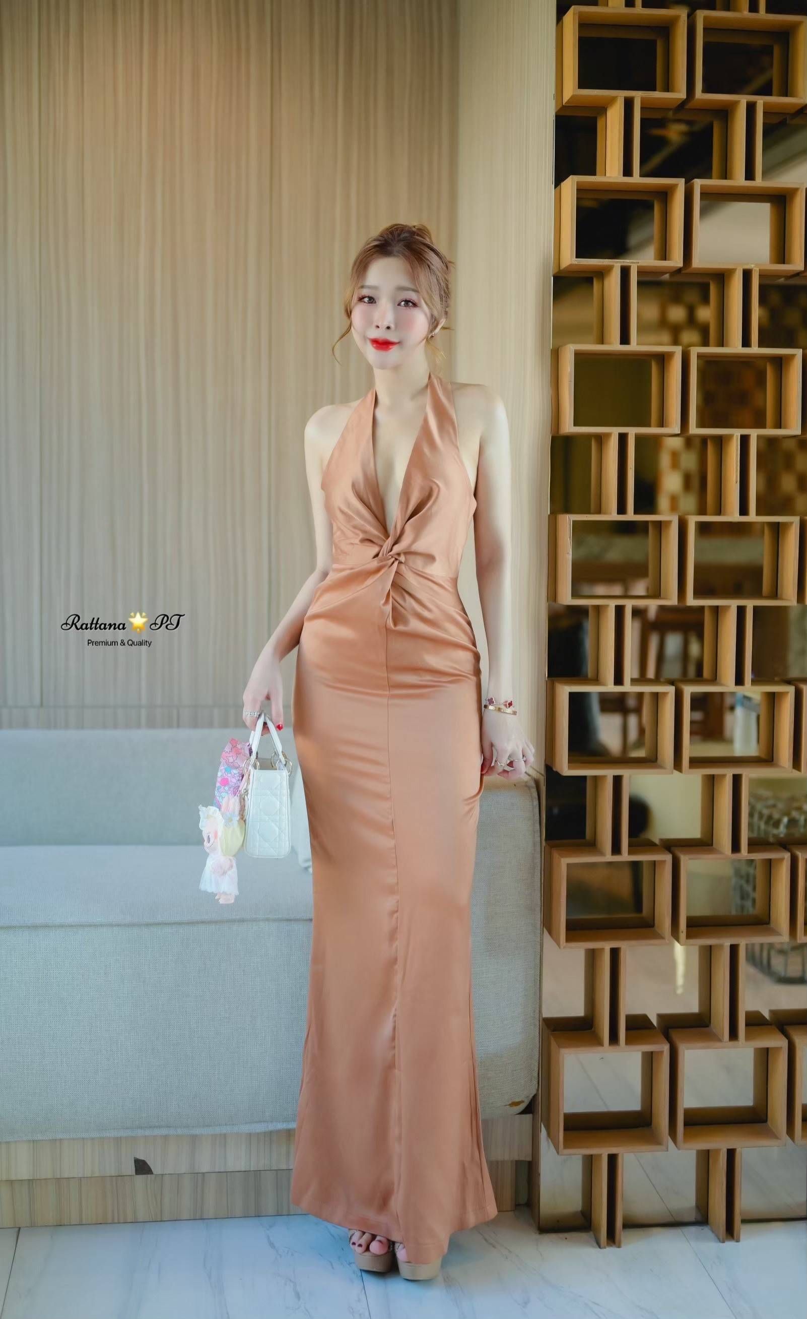 ชุดเดรสยาวเนื้อผ้าซาตินอย่างดี แต่งดีเทลเป็นคล้องคอทรงนี้ใส่ออกมาสวยมาก มีความเรียบหรูดีดู ชุดมีซับอย่างดี มีซิบด้านหลัง เนื้อผ้าซาตินอย่างดีสวยดูแพง ใส่แล้วขับผิวให้สว่างขาวดูมีออร่า ใส่ไปงานแต่งตรีมน้ำตาล รับรองเริ่ดมาก ห้ามพลาดเลยคร้า ของสวยหมดไวนะคะ จ