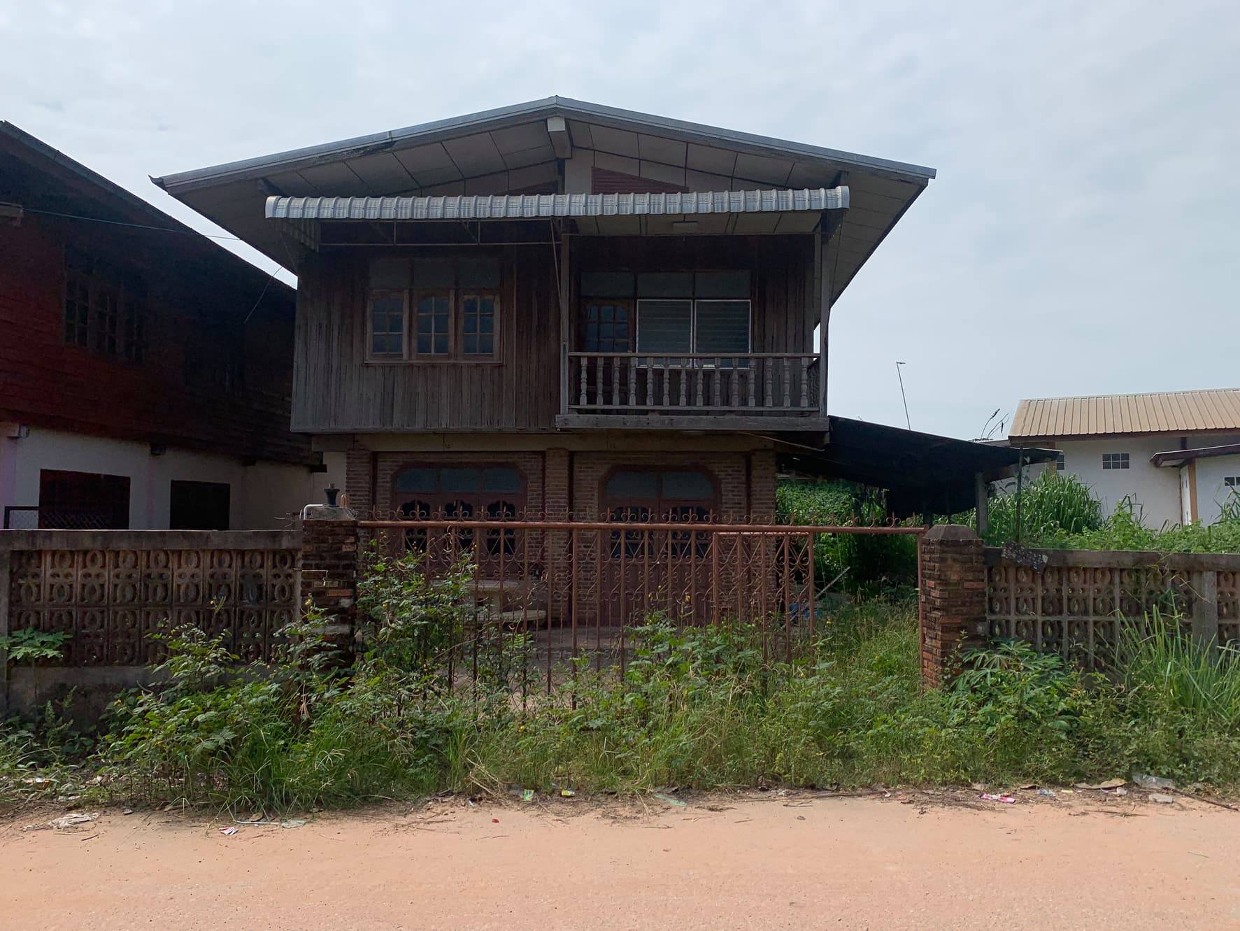 ขายบ้านพร้อมที่ดินราคาถูก อ.หนองกรุงศรี จ.กาฬสินธุ์ใกล้ถนนใหญ่ 2268 ห่างจากโรงเรียนห้วยยางดงวิทยา 386 เมตรการเดินทางสะดวก