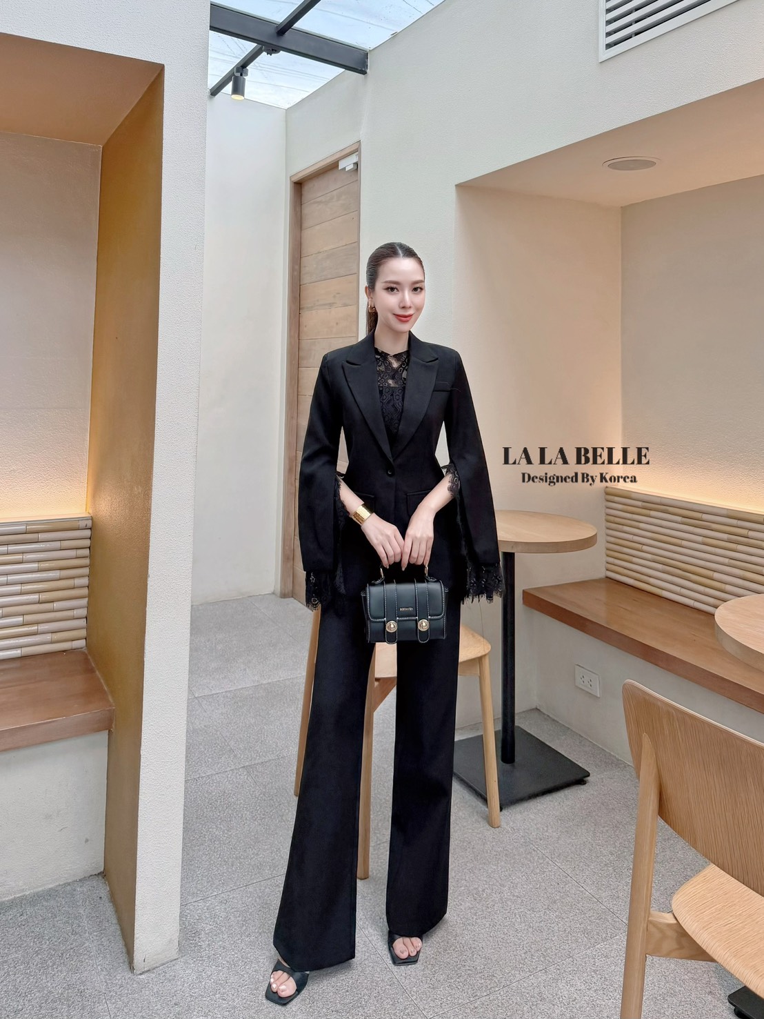 เซต3ชิ้นผ้าสูทอัดกาวอย่างดีผ้าดีทรงสวยเสื้อครอปสายเดี่ยวเสริมฟองน้ำปรับสายได้ใส่คู่กางเกงขายาวเอวสูงมีกระเป๋ากางเกง2ข้างมีซับในอัดกาวอย่างดีมาพร้อมเสื้อสูทคอปกแขนยาวผ่าแขนแต่งลูกไม้ช่วงขอบคอและขอบแขนมีซับในอัดกาวอย่างดีงานคุณภาพเกรดพรีเมี่ยม