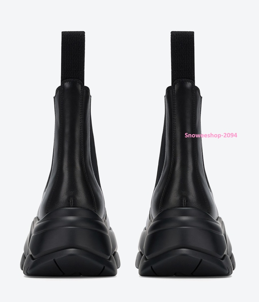 รองเท้าบูทที่เกิดมาเพื่อทริปหนาวและลุคเท่แบบไม่พยายาม สวมสบาย เดินทั้งวันก็ไม่เมื่อย พื้นหนาเก็บความอุ่น ส้นมั่นคง เดินบนหิมะก็เอาอยู จะไปทำงานก็ได้ จะไปเที่ยวก็ดี แมทช์กับโค้ทคือสวยจึ้งมาก 2 สี ไซส์ผู้หญิง 32-40 ทรงหัวมนสปอร์ต