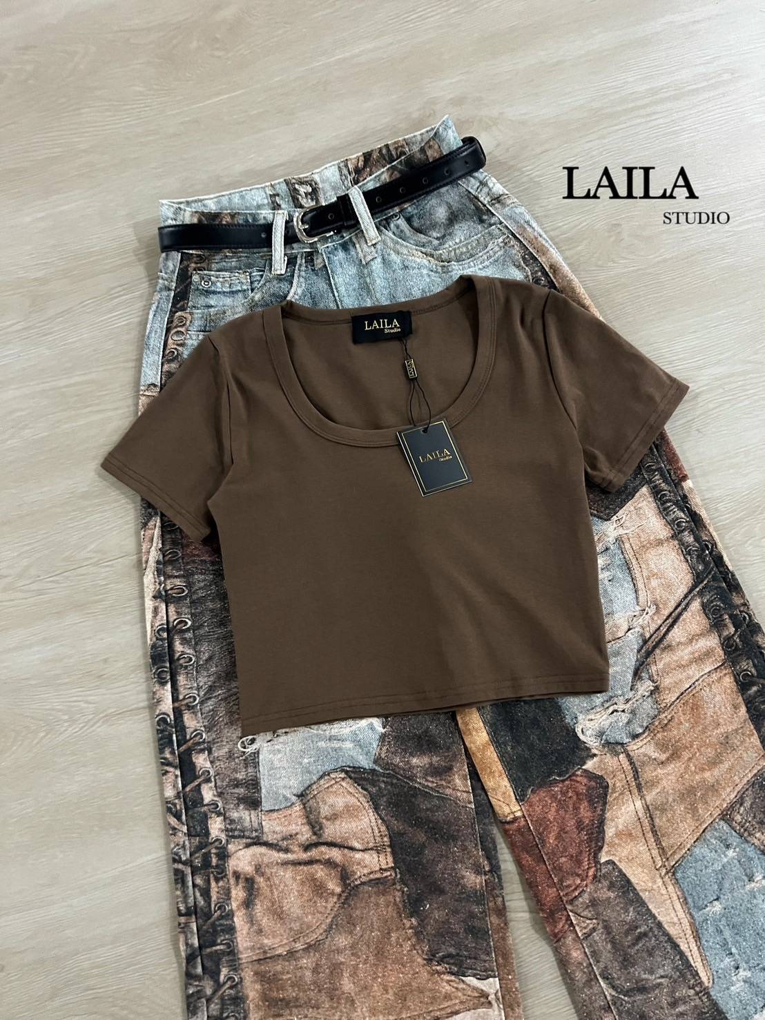 Tag: LAILA Detail: Set เสื้อ+กางเกง+เข็มขัด เสื้อแขนสั้นทรงกึ่งครอป งานผ้ายืดหยุ่นเด้งสวย มาในโทนสีน้ำตาลม่อคค่า มาพร้อมกางเกงยีนส์💯 ขายาวงานนำเข้า ทรงบอยๆปล่อยๆ แต่งลายวินเทจเก๋สุดๆ พร้อมเข็มขัดหนังสีดำ ยีนส์ทรงดีสุดๆคุ้มค่าาการันตีเต็มสิบไม่หักค